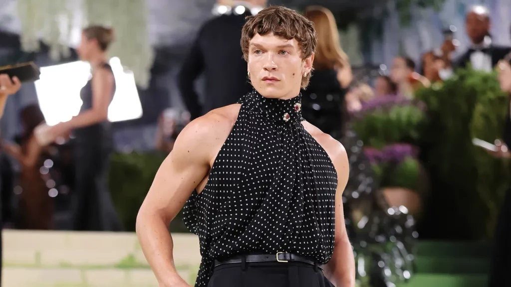 קונור סטורי עושה את הופעת הבכורה שלו ב-Met Gala 2026