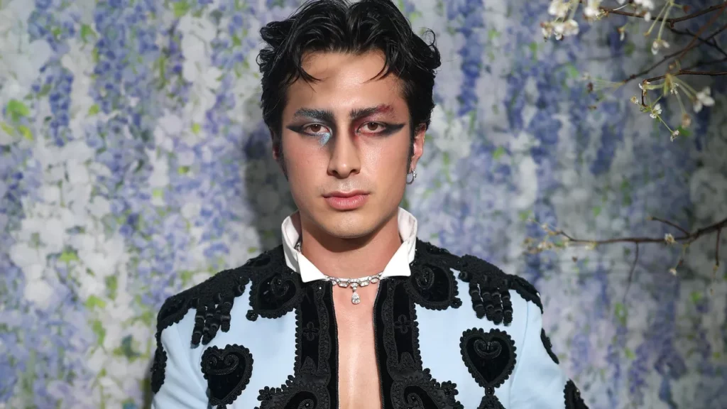 הדסון וויליאמס עורך את הופעת הבכורה שלו ב-Met Gala 2026 באיפור בהשראת הברבור השחור