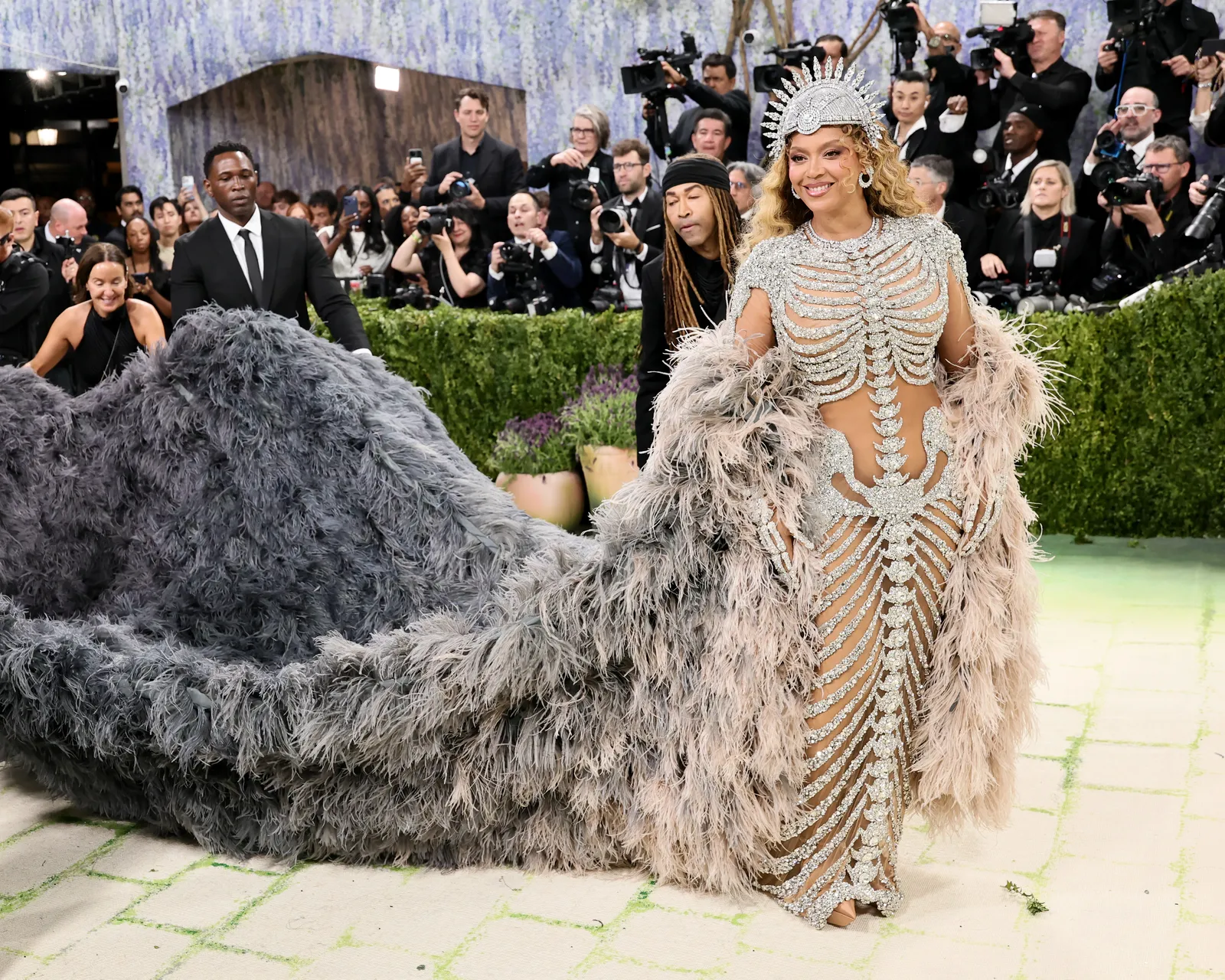 התמונה עשויה להכיל את Beyonc Karl Slym פדרו רוסלו ניקול אל קארוי אדם למבוגרים חתונה ותינוק
