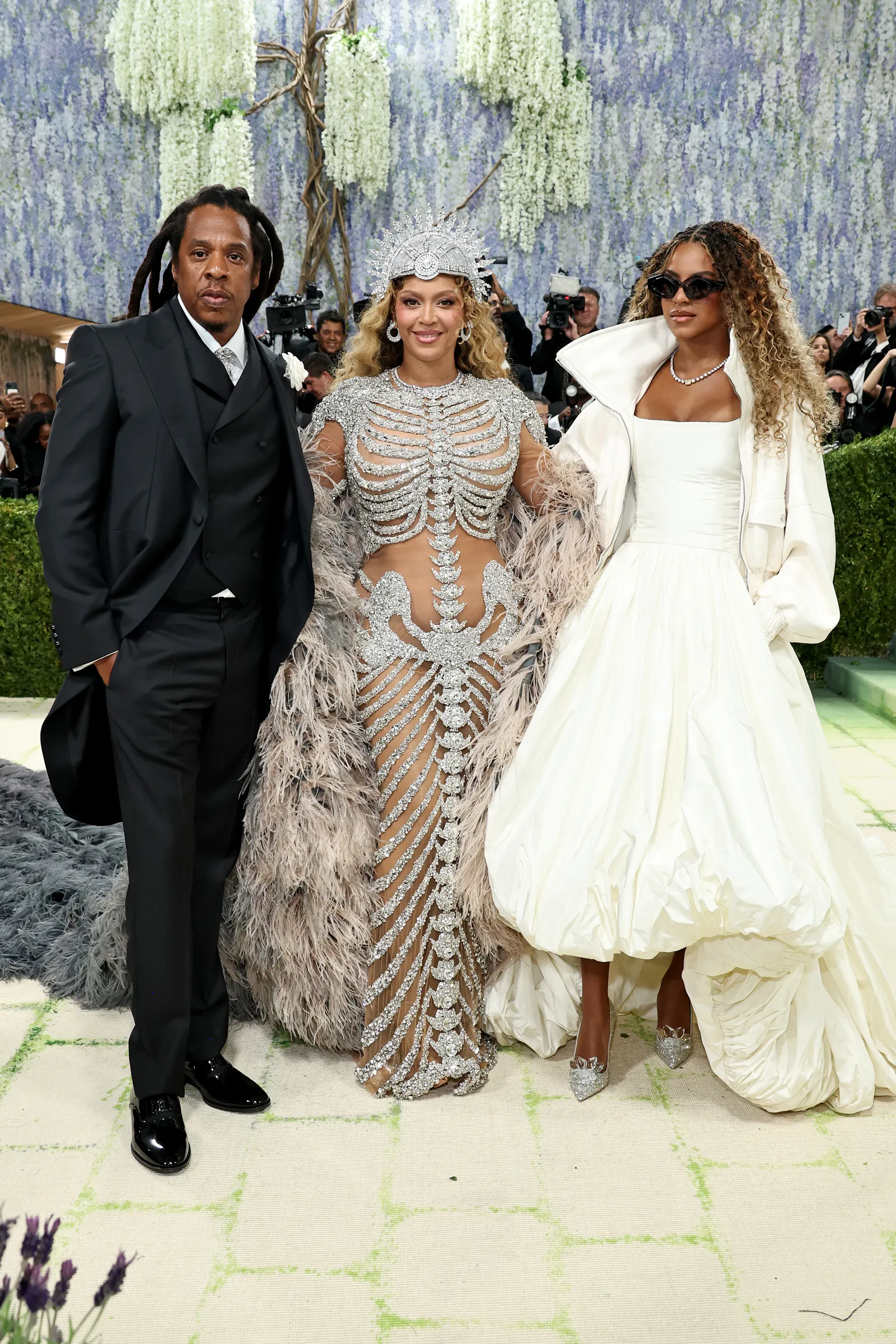 התמונה עשויה להכיל את JayZ Awa SantessonSey Beyonc אדם מבוגר אביזרי חתונה תיק תיק בגדים ומעיל