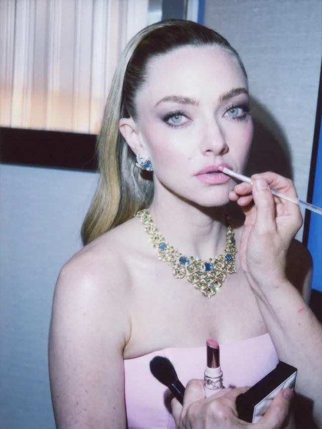 התמונה עשויה להכיל את אמנדה סייפריד חלק גוף אצבע יד אדם אביזרי קוסמטיקה למבוגרים תכשיטים ושרשרת