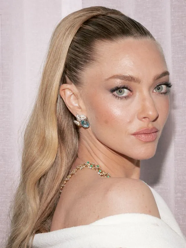 התמונה עשויה להכיל Amanda Seyfried Hair Person Adult Wedding וקוקו