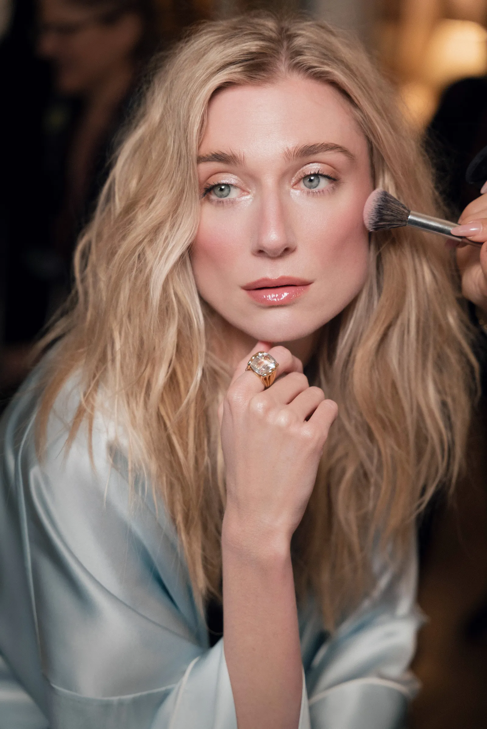 התמונה עשויה להכיל את Elizabeth Debicki Blonde Hair Person Brush Device Tool מוצרי קוסמטיקה ואיפור למבוגרים