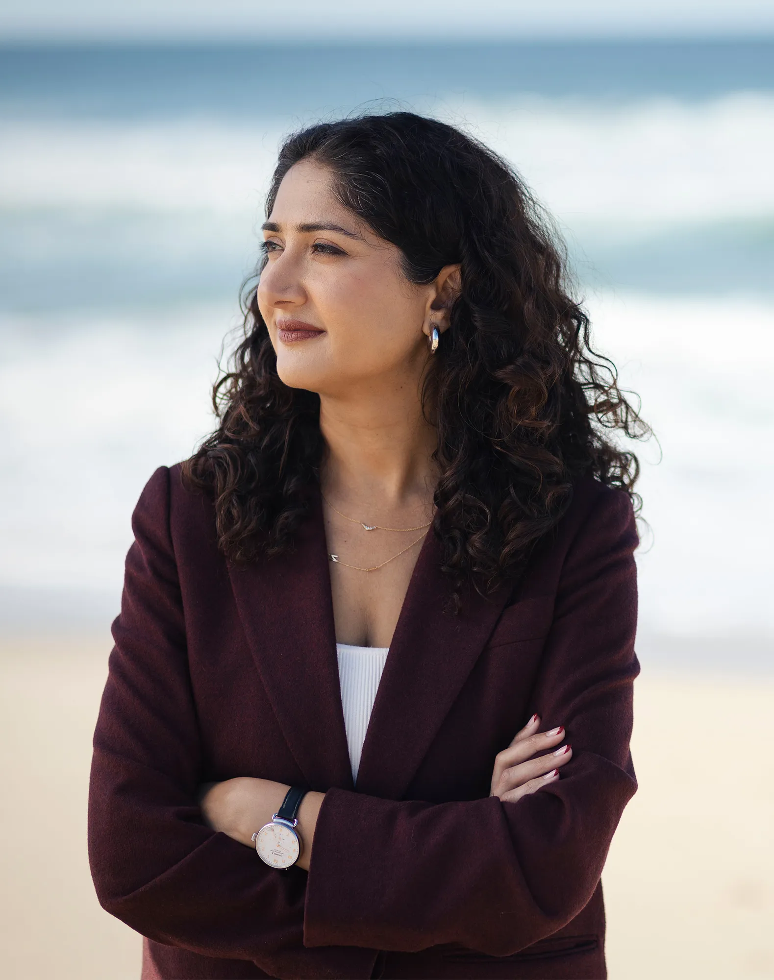 התמונה עשויה להכיל Prathyusha בלייזר מעיל מעיל ראש אדם צילום פנים דיוקן ושיער שחור