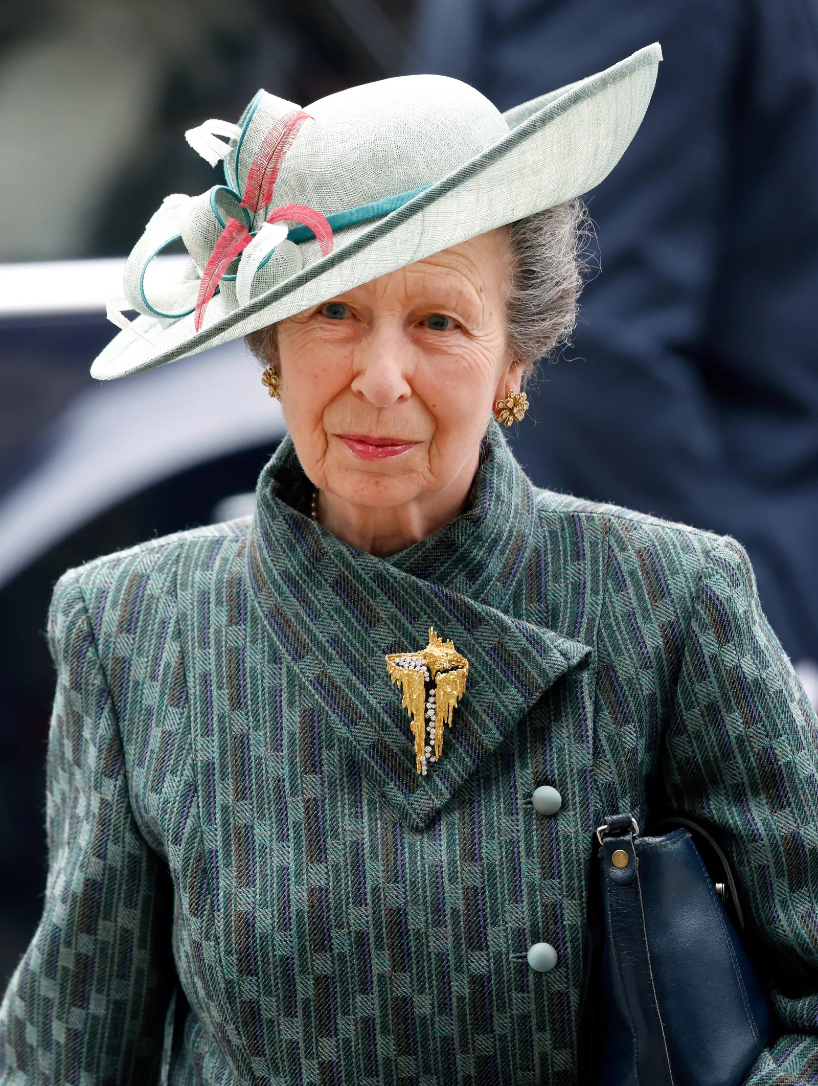 התמונה עשויה להכיל את Anne Princess Royal Person ביגוד וכובע למבוגרים