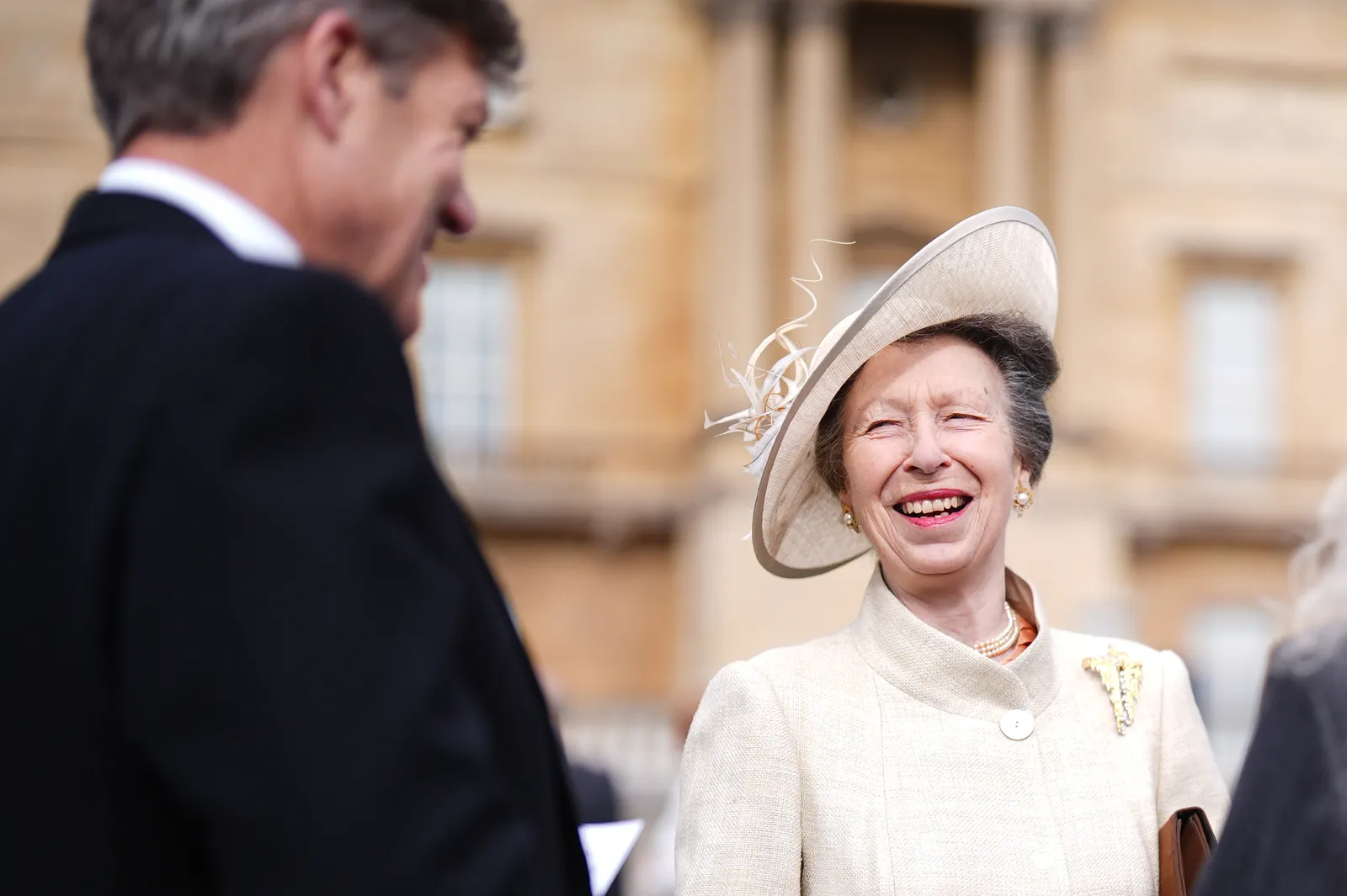 התמונה עשויה להכיל את Anne Princess Royal Head Person Face נער ומבוגרים צוחקים שמחים
