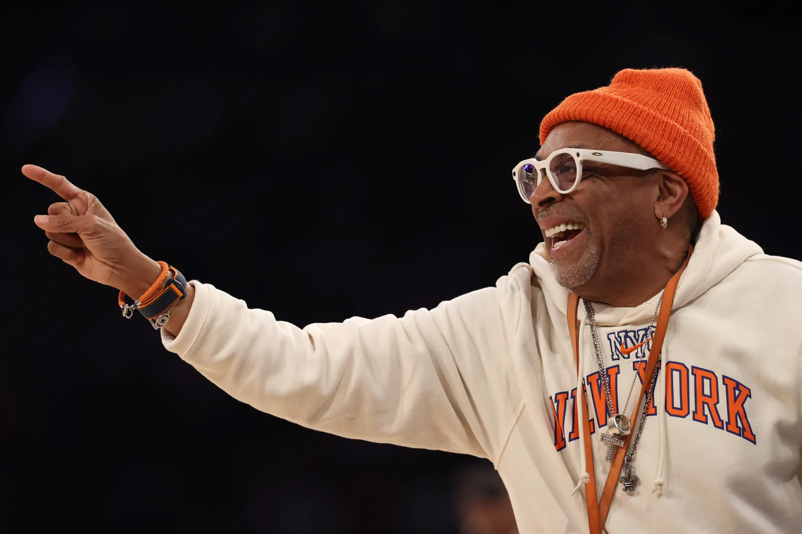 התמונה עשויה להכיל Spike Lee Head Person Face אנשים מבוגרים מאושרים אביזרים משקפיים תכשיטים ושרשרת