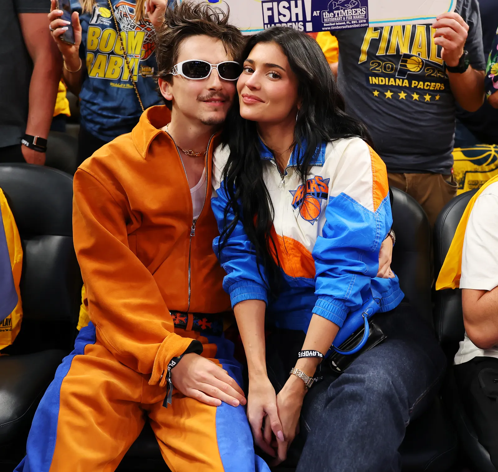 התמונה עשויה להכיל את Timothe Chalamet Kylie Jenner אביזרים משקפי שמש אדם מבוגר פנים ראש ביגוד ומעיל