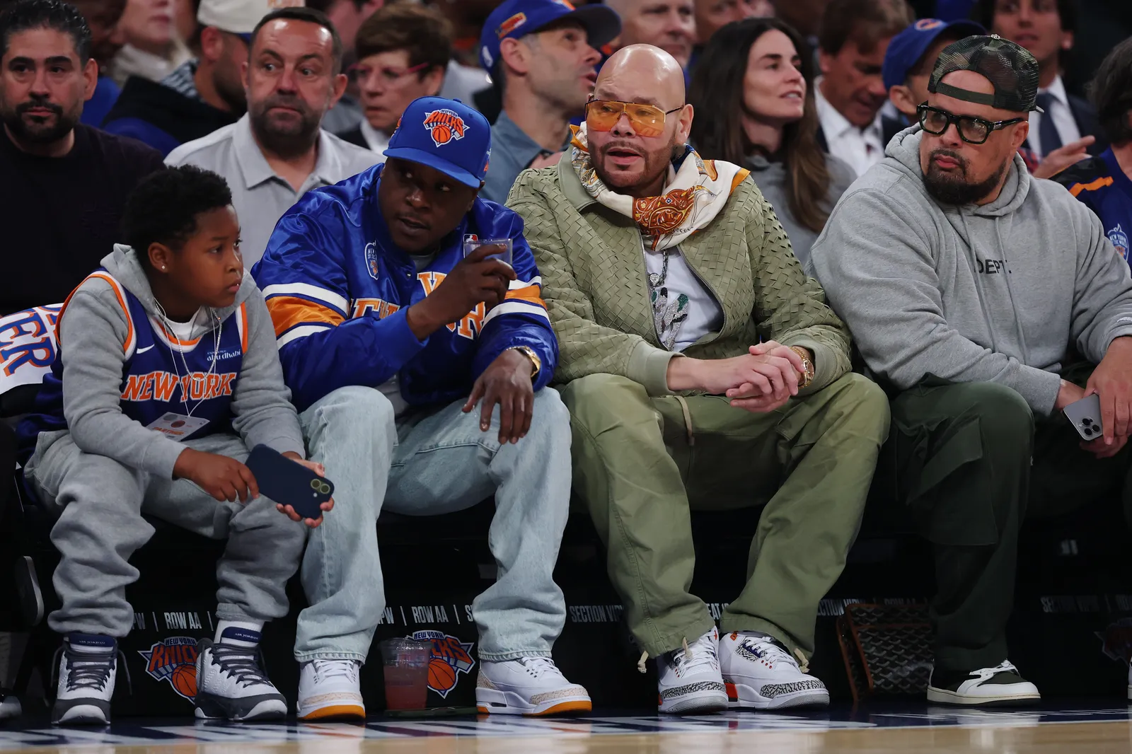 התמונה עשויה להכיל את Fat Joe Jadakiss Annegret KrampKarrenbauer ביגוד הנעלה נעל נעלי ספורט אדם וילד למבוגרים