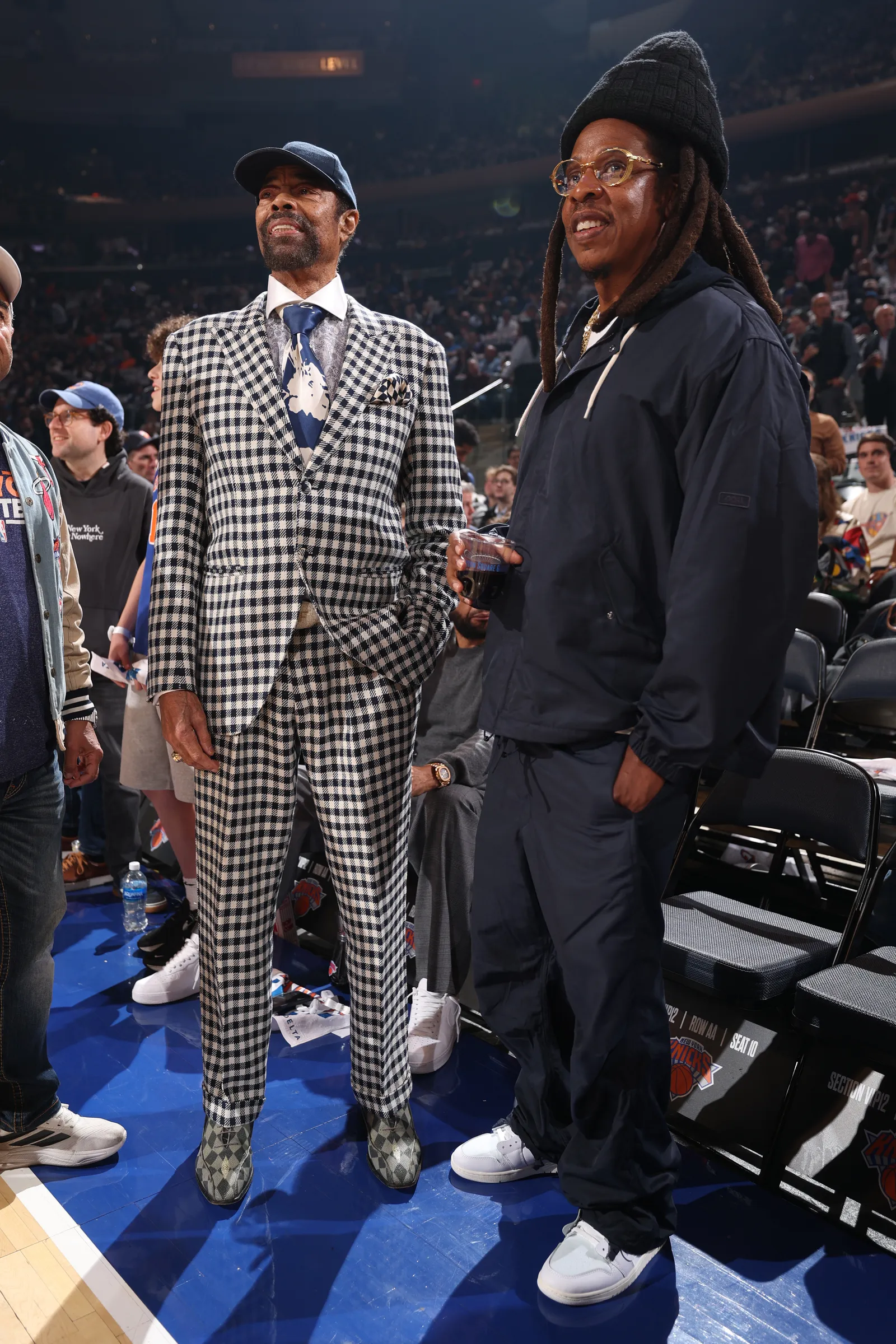 התמונה עשויה להכיל את JayZ Walt Frazier Chris Prynoski אדם מבוגר כובע בייסבול כובע ביגוד כובע ולבוש רשמי