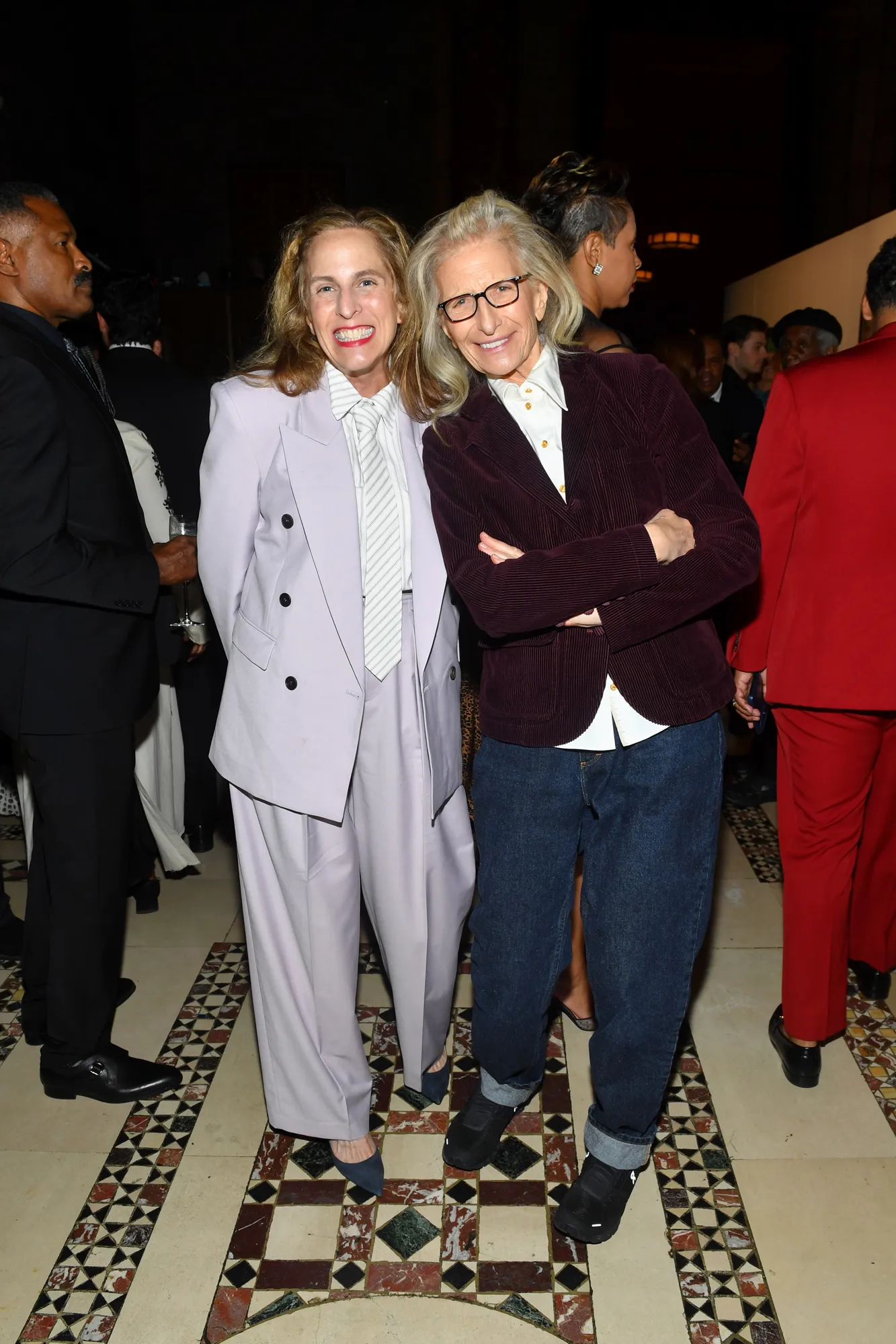 התמונה עשויה להכיל את Annie Leibovitz Lazy Lester בלייזר מעיל מעיל מכנסיים אופנה אנשים ואדם