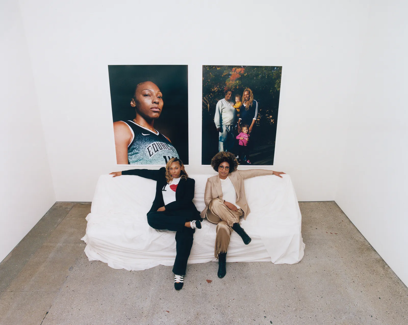 התמונה עשויה להכיל LaToya Ruby Frazier צילום פנים ראש אדם דיוקן בגדים מכנסיים ספה וריהוט