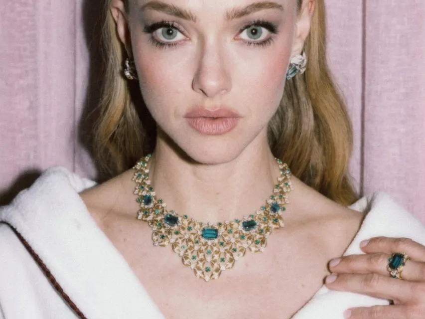 התמונה עשויה להכיל Amanda Seyfried אביזרי תכשיטים שרשרת עגיל ותליון