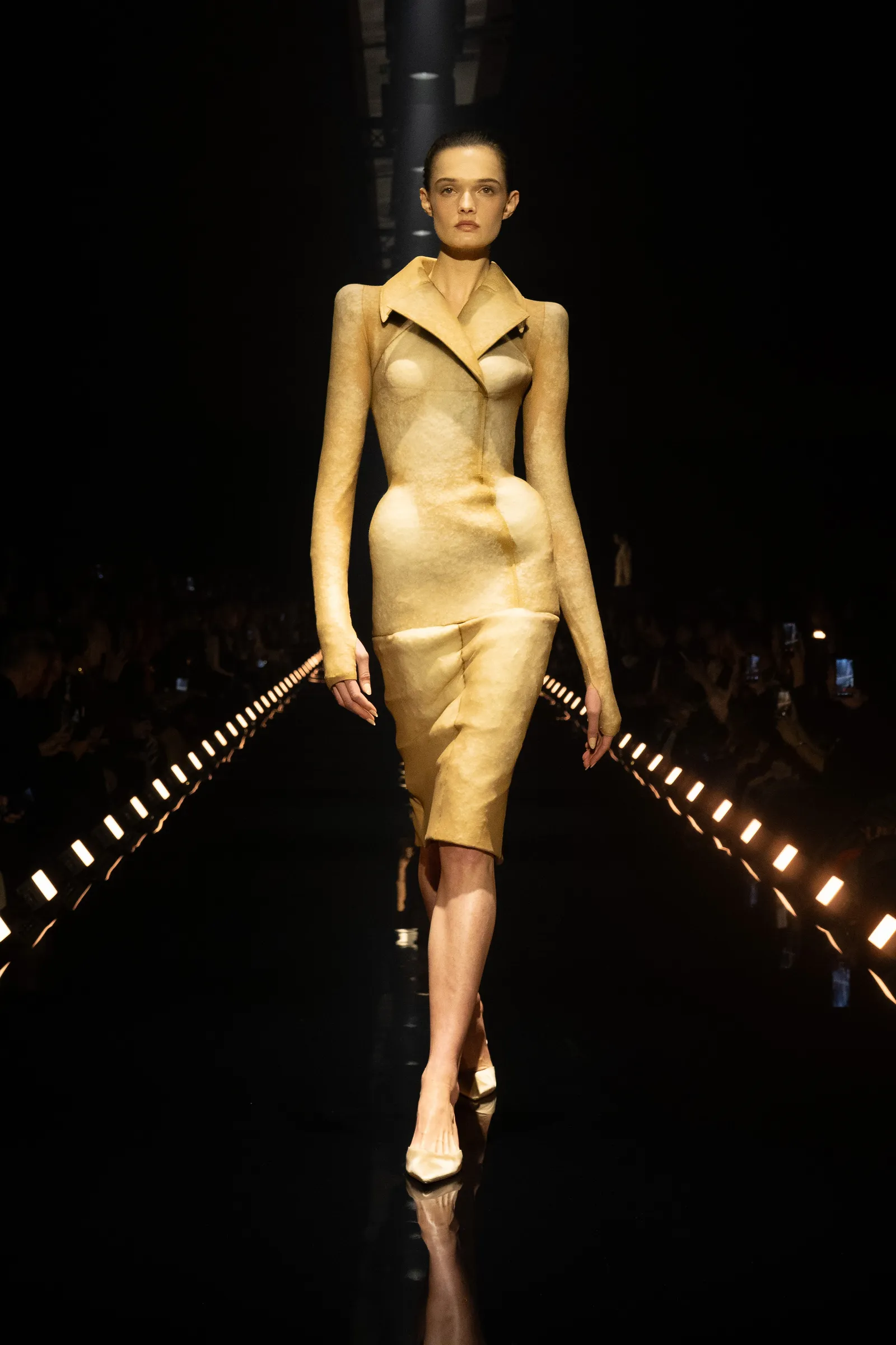 התמונה עשויה להכיל את Lucy Evans Fashion Runway ביגוד למבוגרים מעיל ולבוש רשמי