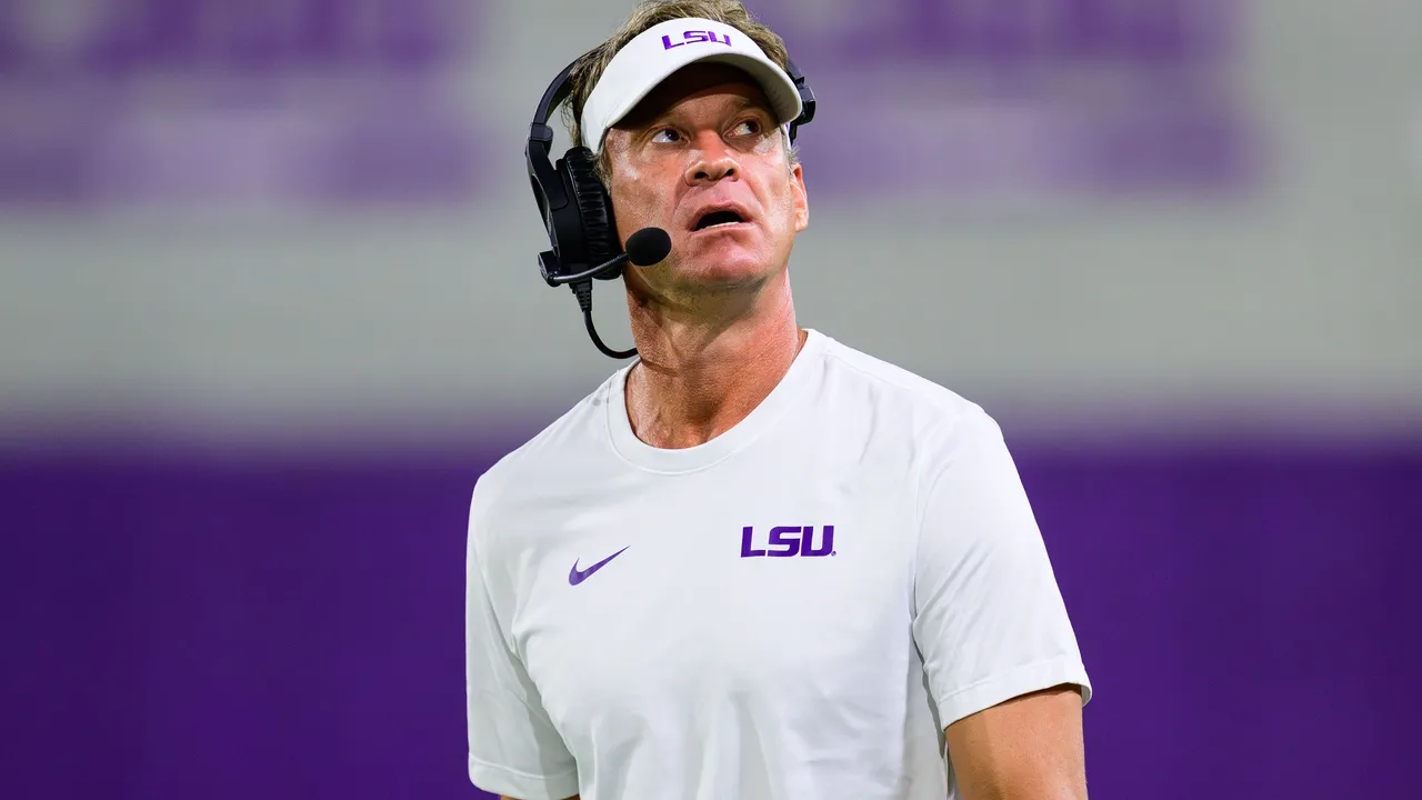 פרופיל VF Lane Kiffin: כריס סמית' מפרט את הראיון שלו עם מאמן ה-LSU