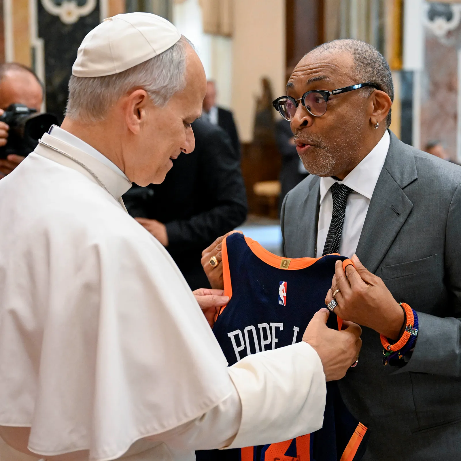 התמונה עשויה להכיל את Spike Lee ביגוד לאדם בוגר, אביזרים ומשקפיים לחליפה רשמית