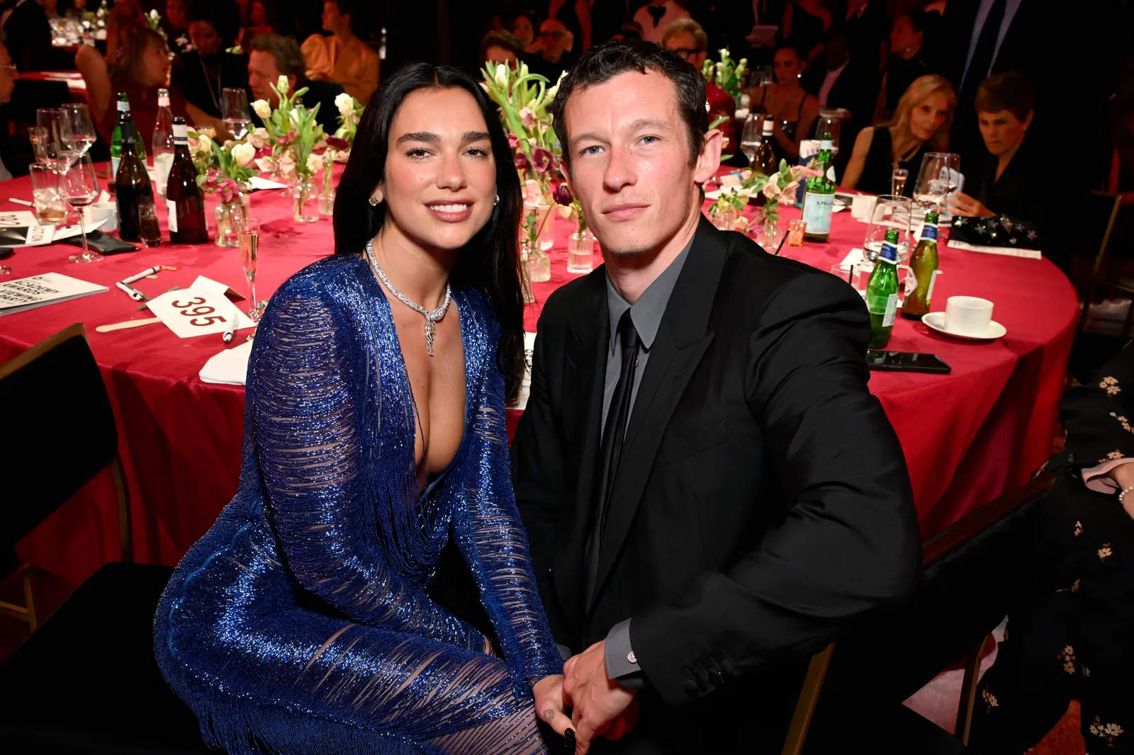התמונה עשויה להכיל את Callum Turner Dua Lipa אופנה אדם מבוגר אביזרי צילום פצצת חתונה תכשיטים ושרשרת