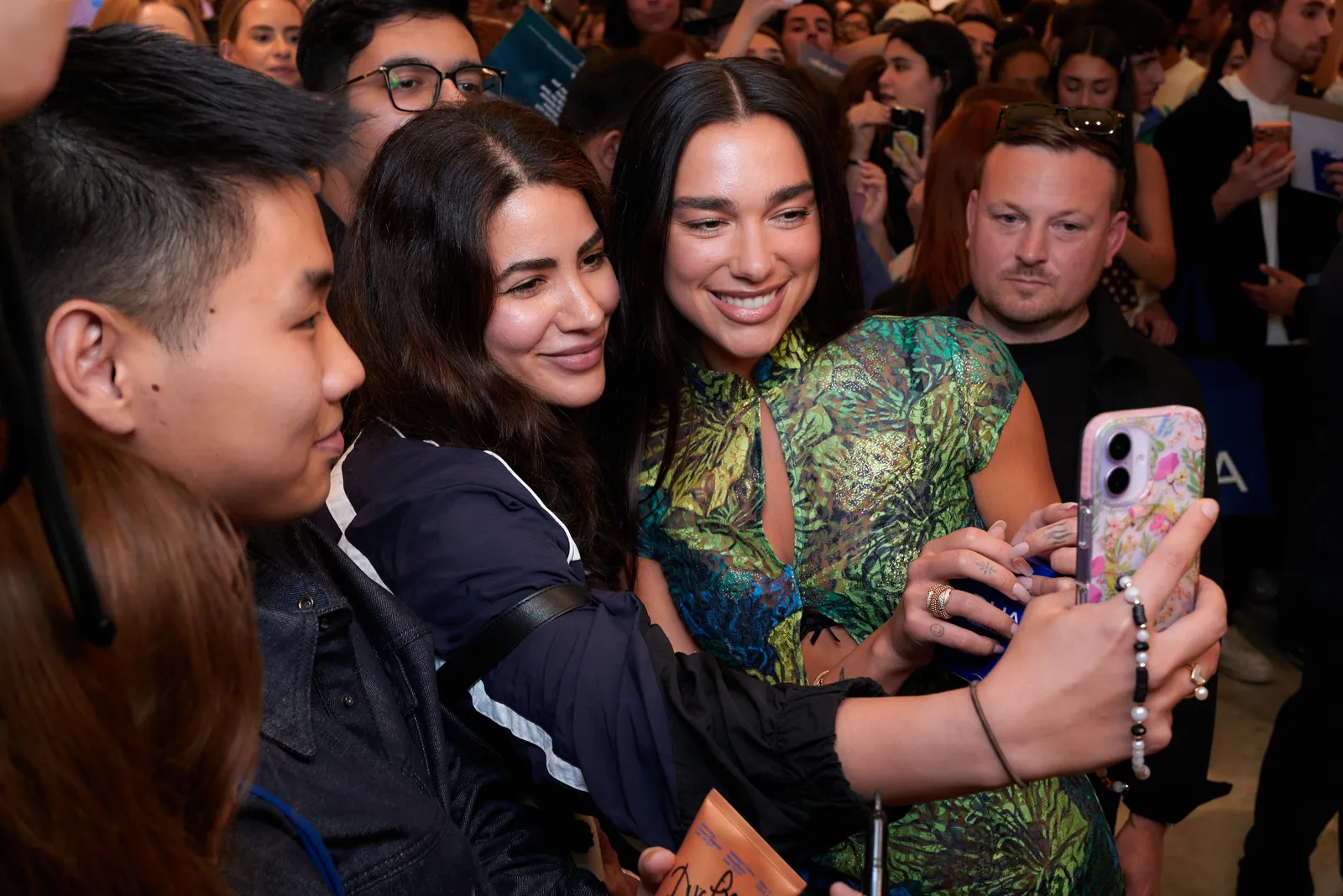 התמונה עשויה להכיל Dua Lipa David Givens Person Photobombing Face Head Happy Smile אביזרים ומשקפיים למבוגרים