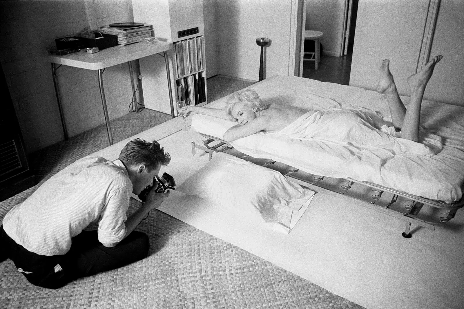 התמונה עשויה להכיל את Marilyn Monroe Photography Person ריהוט מיטת נוער אקדח ונשק