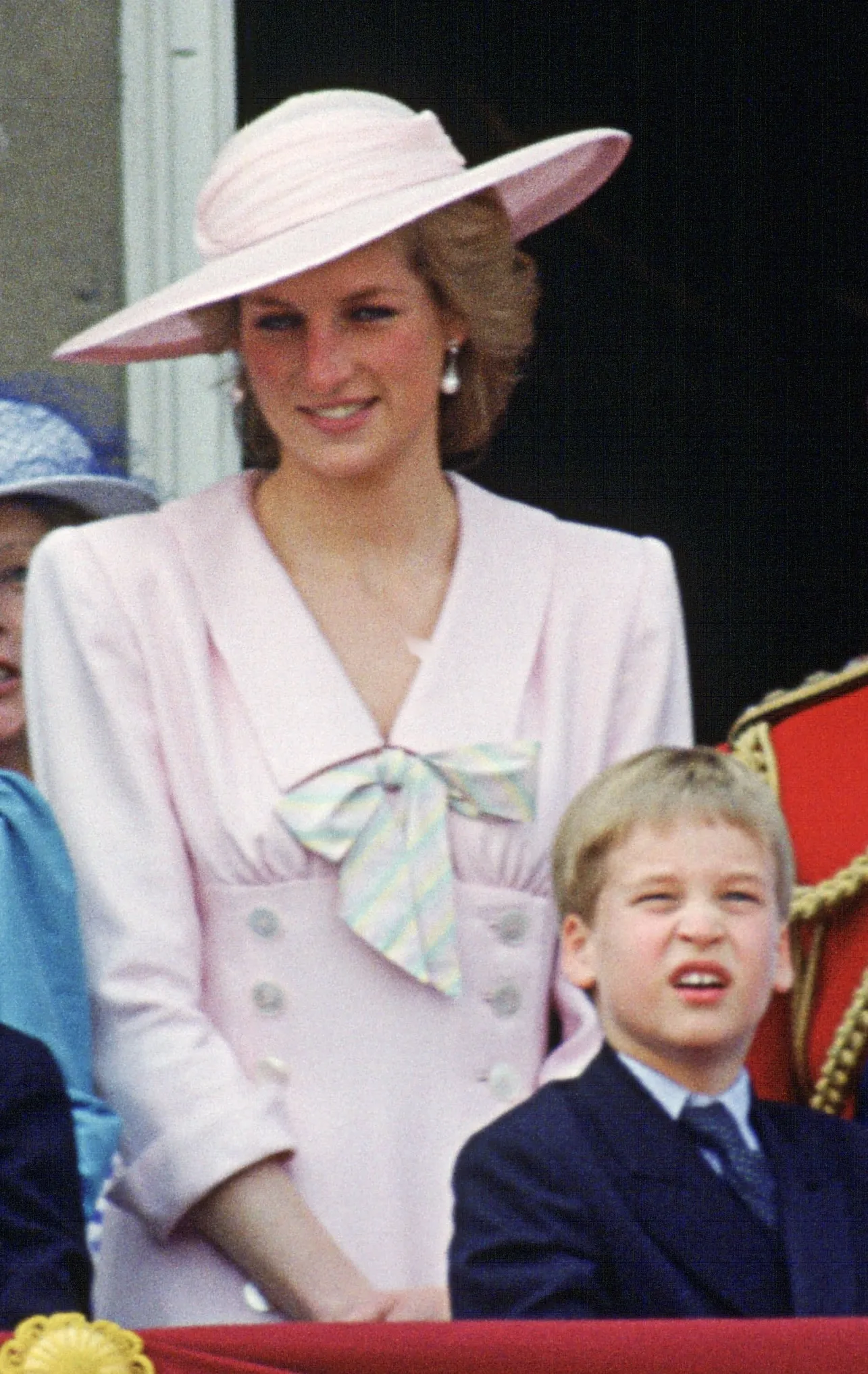 התמונה עשויה להכיל את Diana Princess of Wales אדם בגדי מבוגרים כובע צילום פנים תינוק ראש ודיוקן