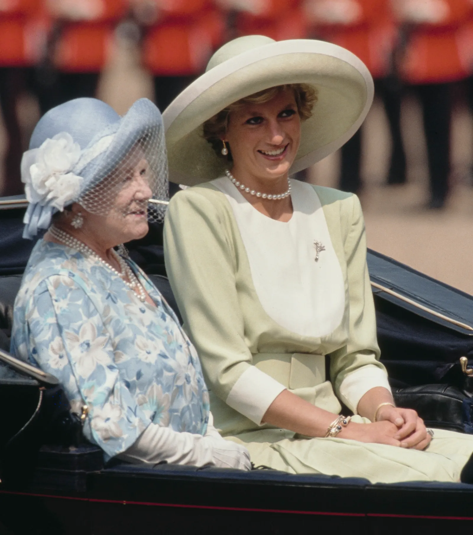 התמונה עשויה להכיל את Diana Princess of Wales Queen Elizabeth The Queen Mother Person אביזרים ותכשיטים למבוגרים