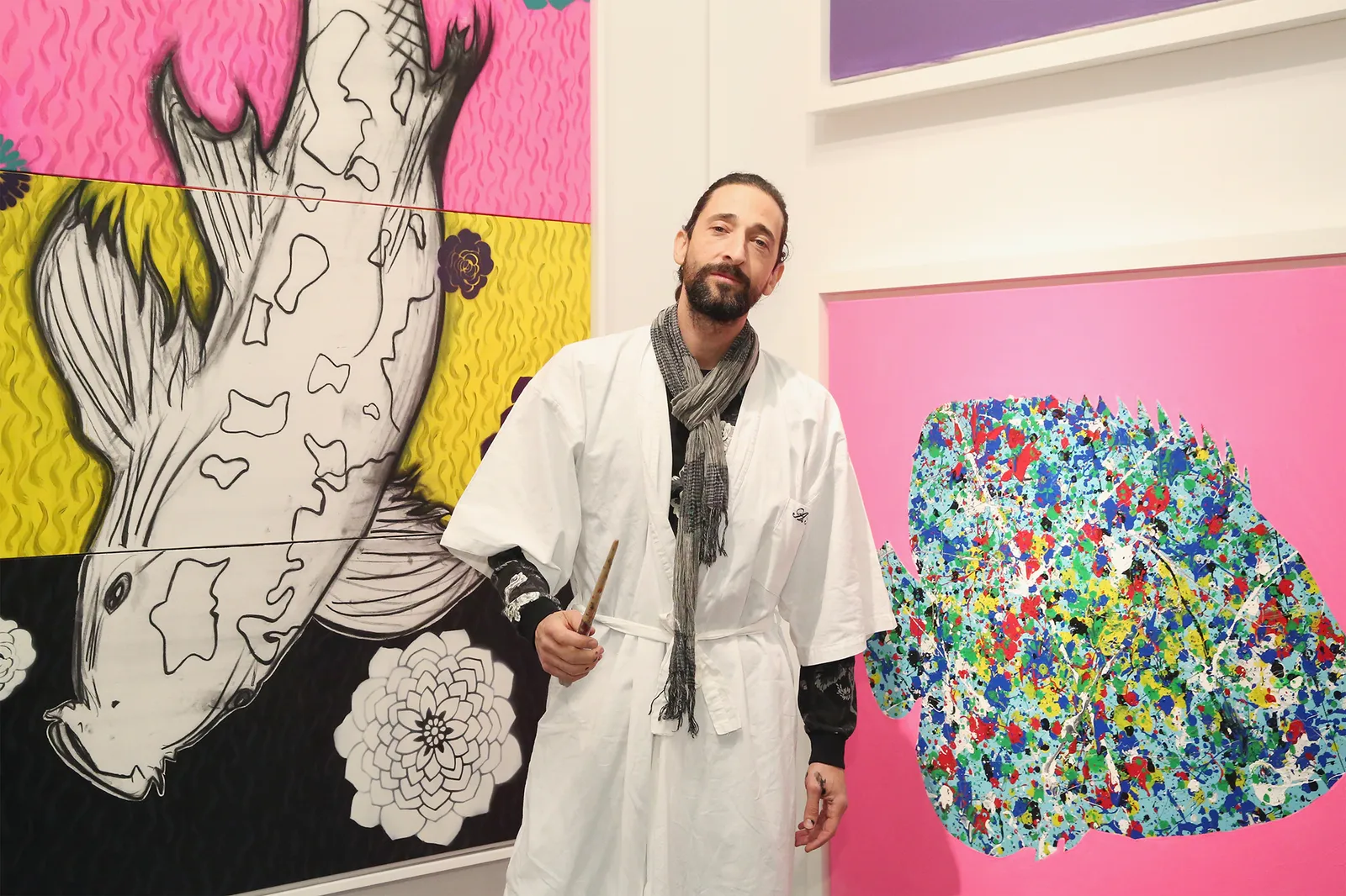 התמונה עשויה להכיל את Adrien Brody ביגוד וצעיף לאדם מבוגר