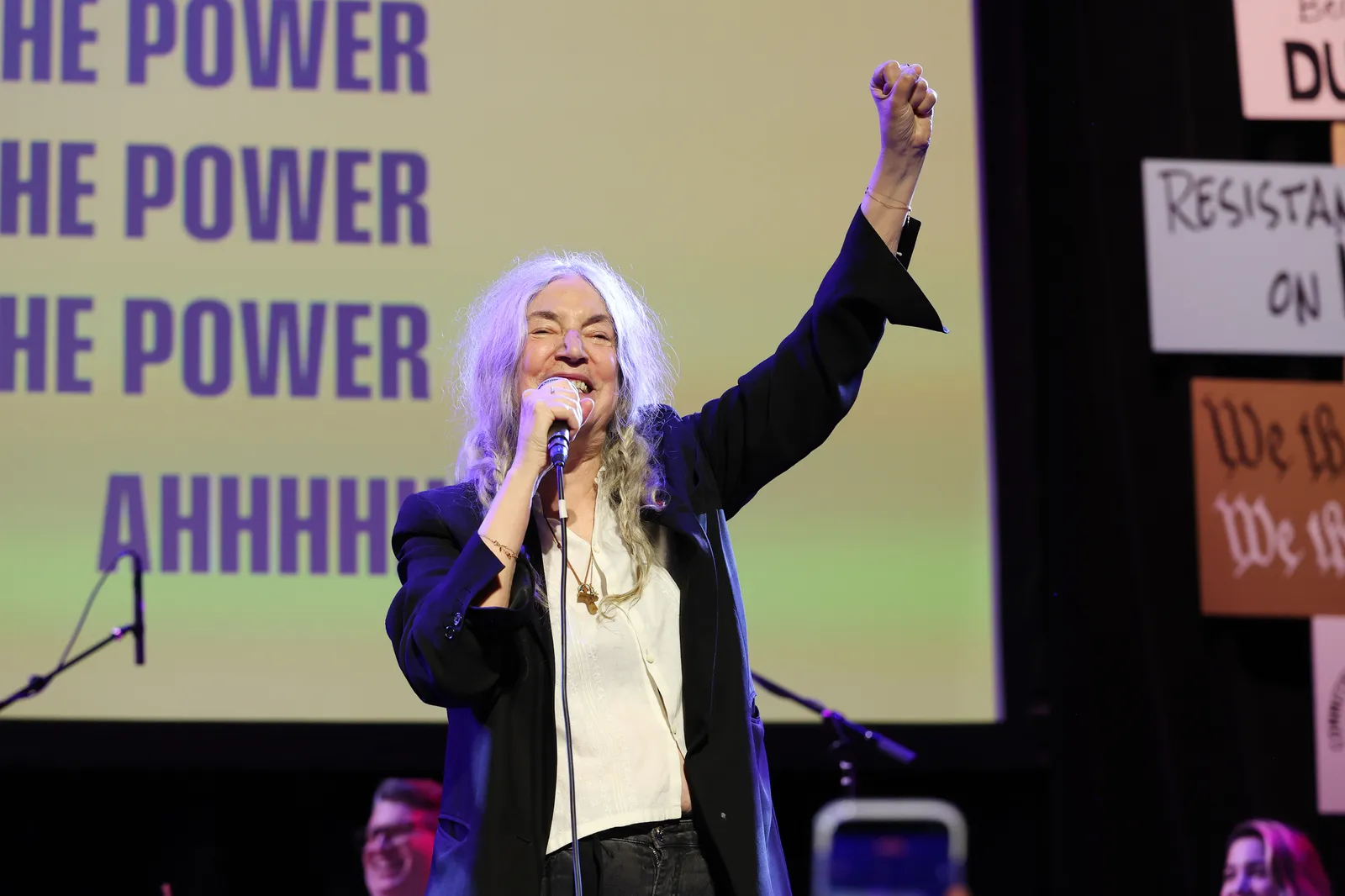 התמונה עשויה להכיל את Patti Smith פרפורמר ביצוע סולו פעילויות פנאי למבוגרים מוסיקה וכלי נגינה