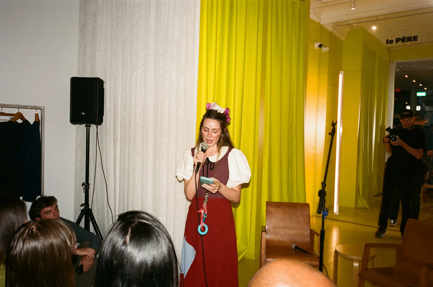 התמונה עשויה להכיל את Caroline Calloway צילום פנים ראש אדם דיוקן צמח מבוגר עציץ ותינוק