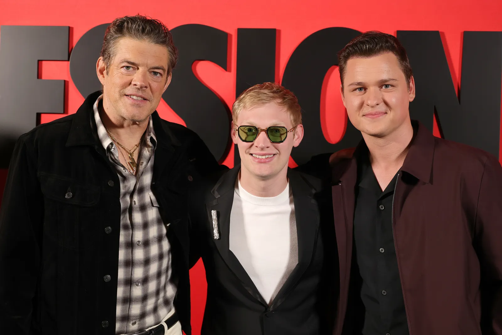 התמונה עשויה להכיל את Jason Blum Svenskeren אביזרים משקפי שמש ביגוד אופנה מעיל מעיל מבוגר ואדם
