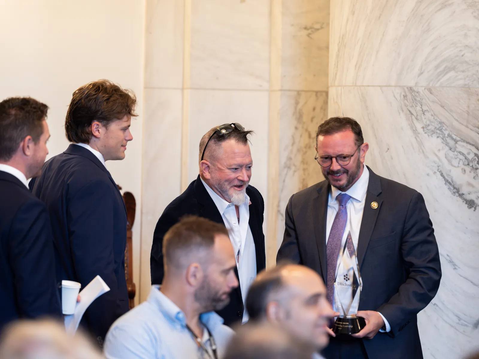 התמונה עשויה להכיל Gregg Zaun בלייזר מעיל מעיל אנשים אדם מבוגרים אביזרים ומשקפיים לבני נוער