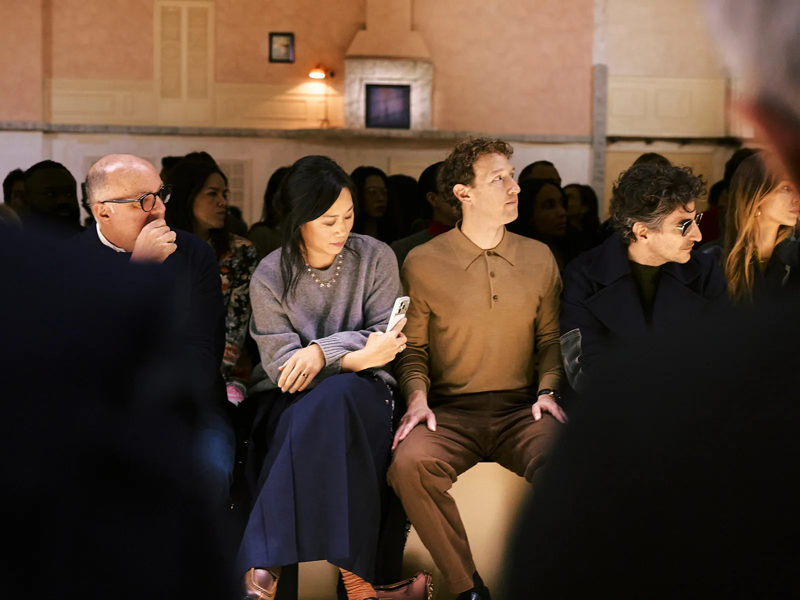 התמונה עשויה להכיל את Priscilla Chan Mark Zuckerberg אדם מבוגר אנשים שיחה ילד פנים ראש אמנות וציור