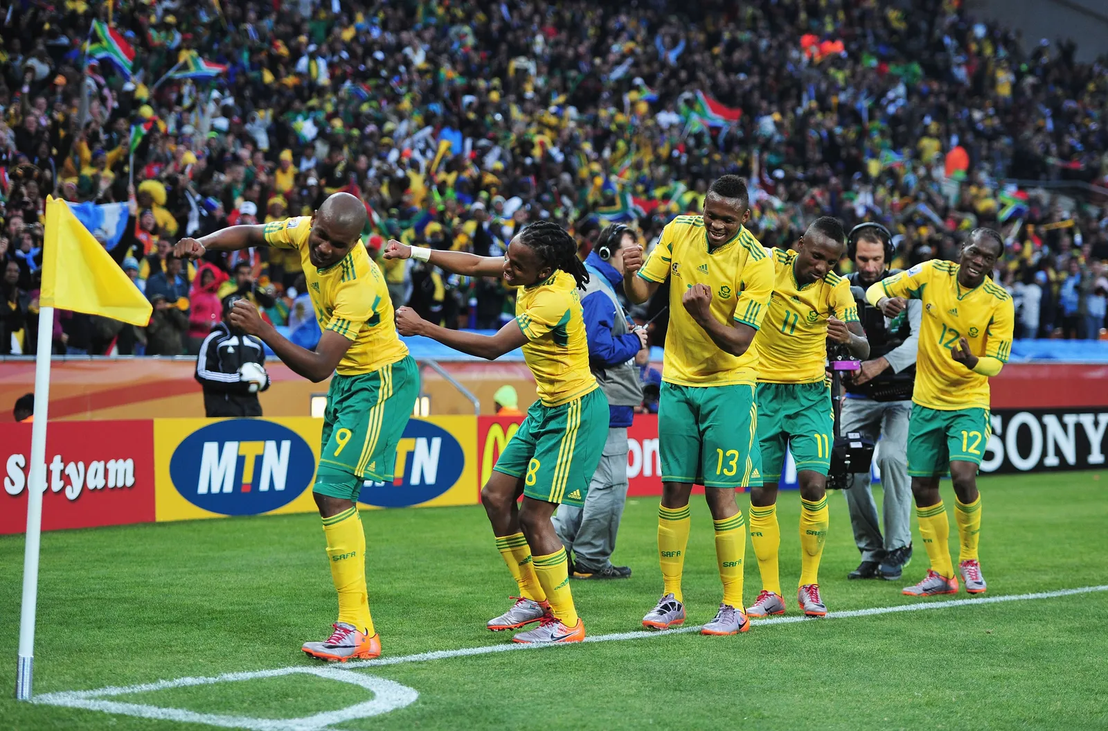 התמונה עשויה להכיל Katlego Mphela Siphiwe Tshabalala Kagisho Dikgacoi Teko Modise Jonathan Cyprien וביל קניי