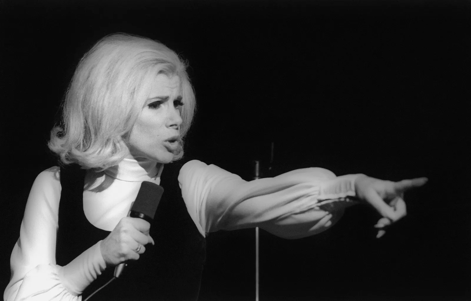 התמונה עשויה להכיל את Joan Rivers מכשיר חשמלי מיקרופון חלק גוף אצבע יד אדם פנים ראש וצילום