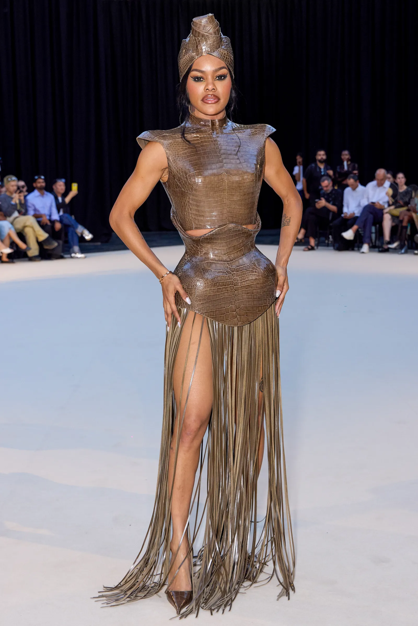 התמונה עשויה להכיל את Teyana Taylor Fashion ביגוד ושמלת ילדים למבוגרים