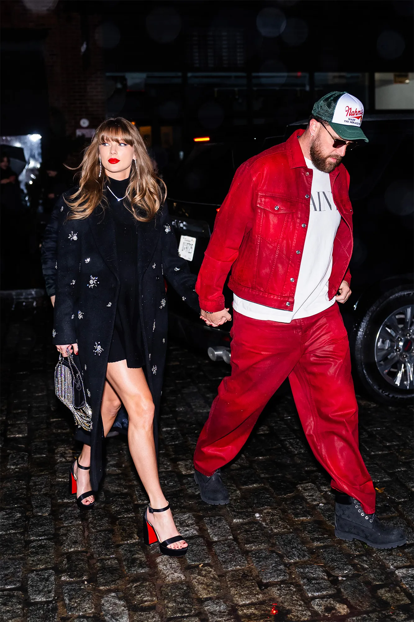 התמונה עשויה להכיל את Travis Kelce Taylor Swift בגדי אדם למבוגרים מעיל מעיל חלק גוף יד ואוחזת ידיים