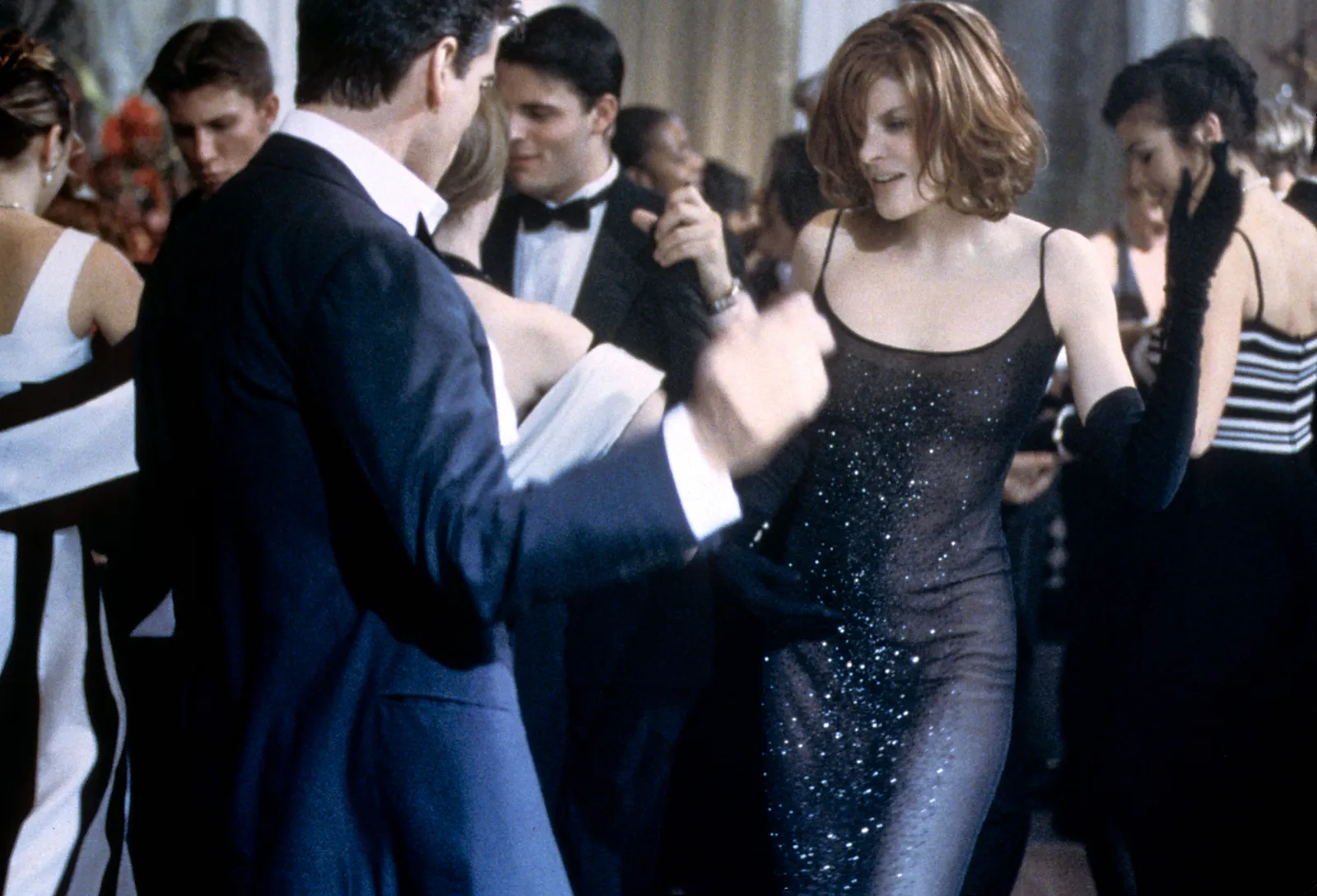 התמונה עשויה להכיל Rene Russo ביגוד חליפת לבוש רשמי ריקוד פעילויות פנאי אדם מבוגר פנים וראש