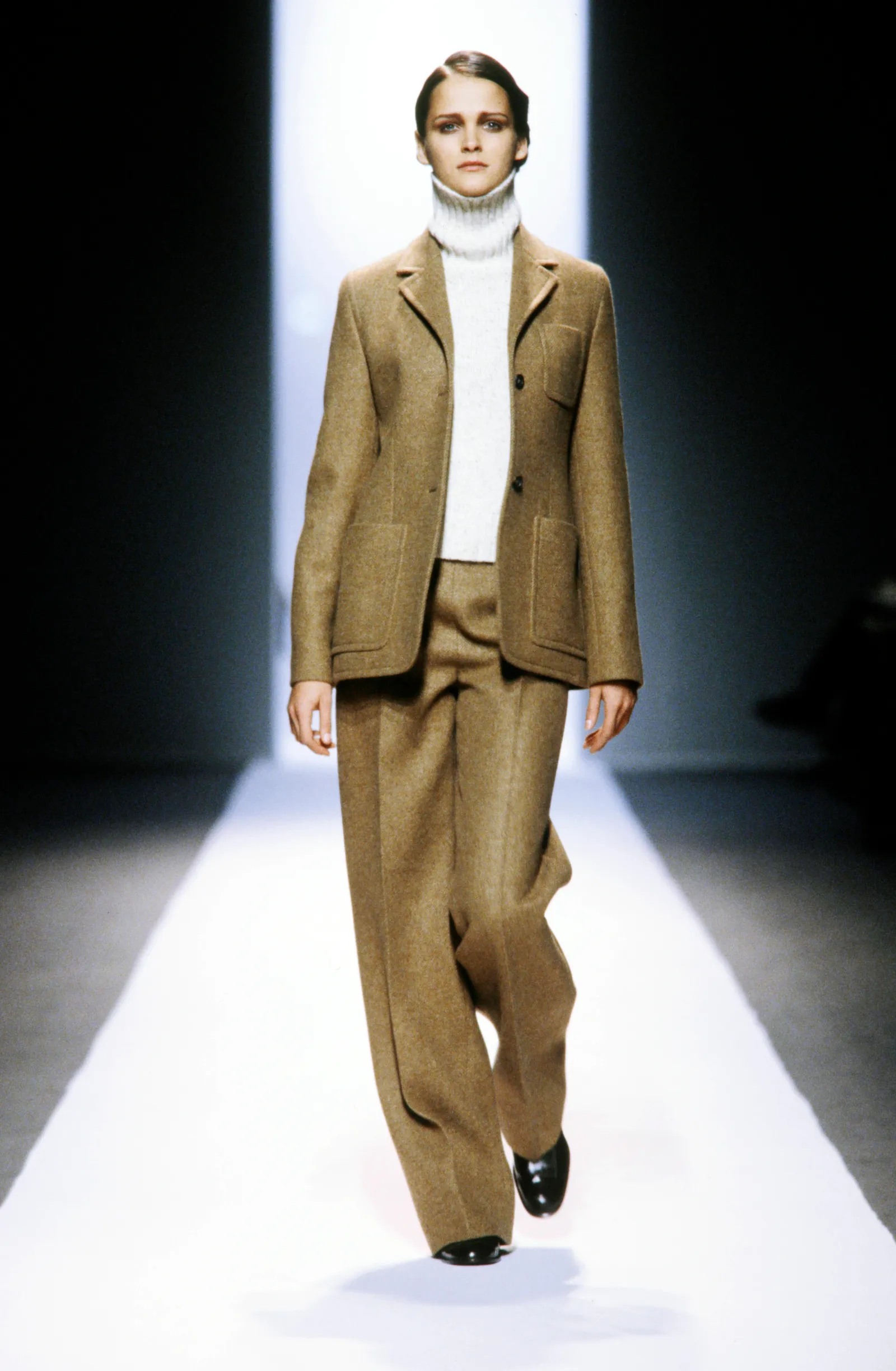 התמונה עשויה להכיל את Carmen Kass Clothing Coat אופנה וז'קט חליפת לבוש רשמי