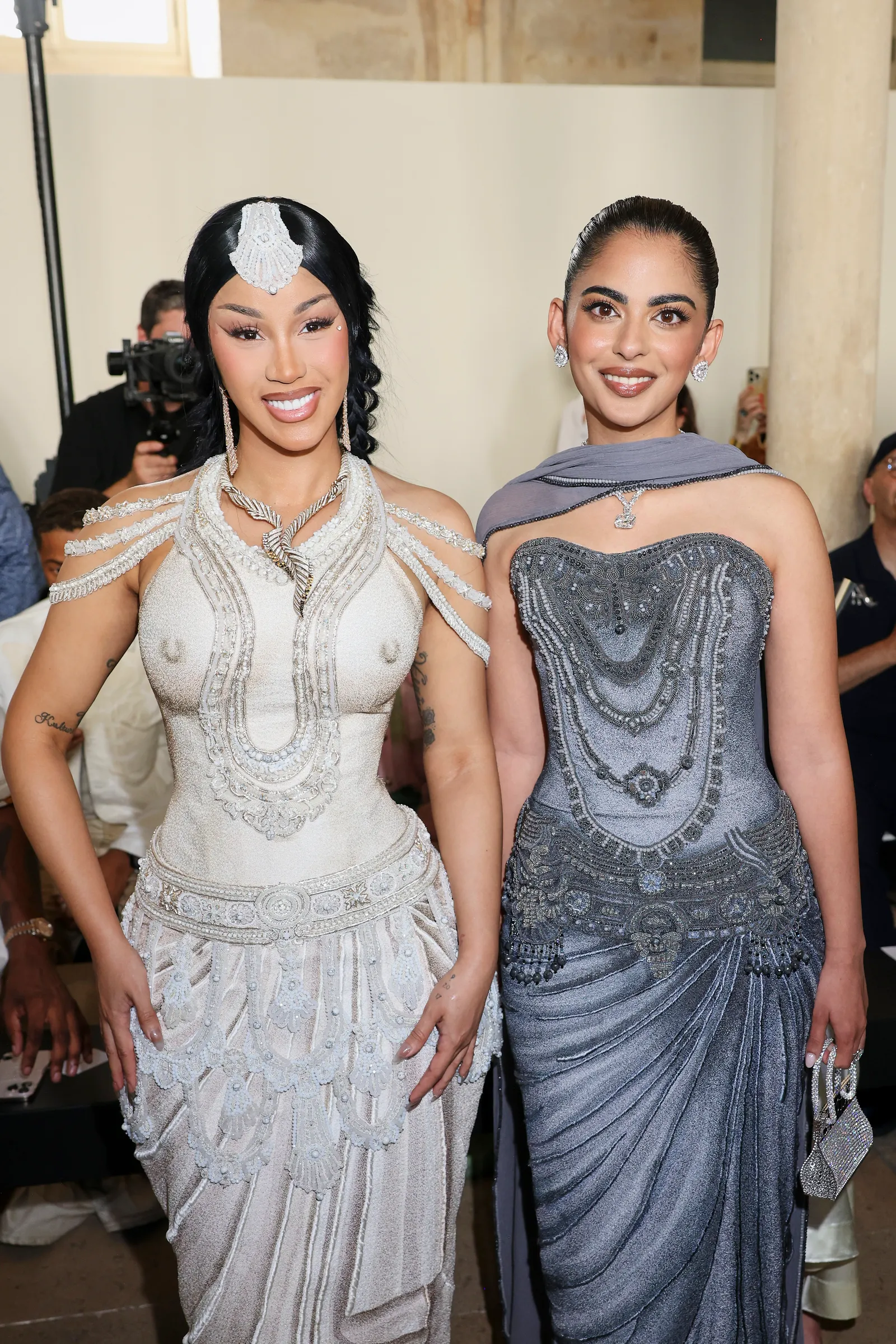 התמונה עשויה להכיל את Isha M. Ambani Cardi B בגדים שמלת ערב שמלת ערב ללבוש רשמי אדם פוטופצצה ואופנה