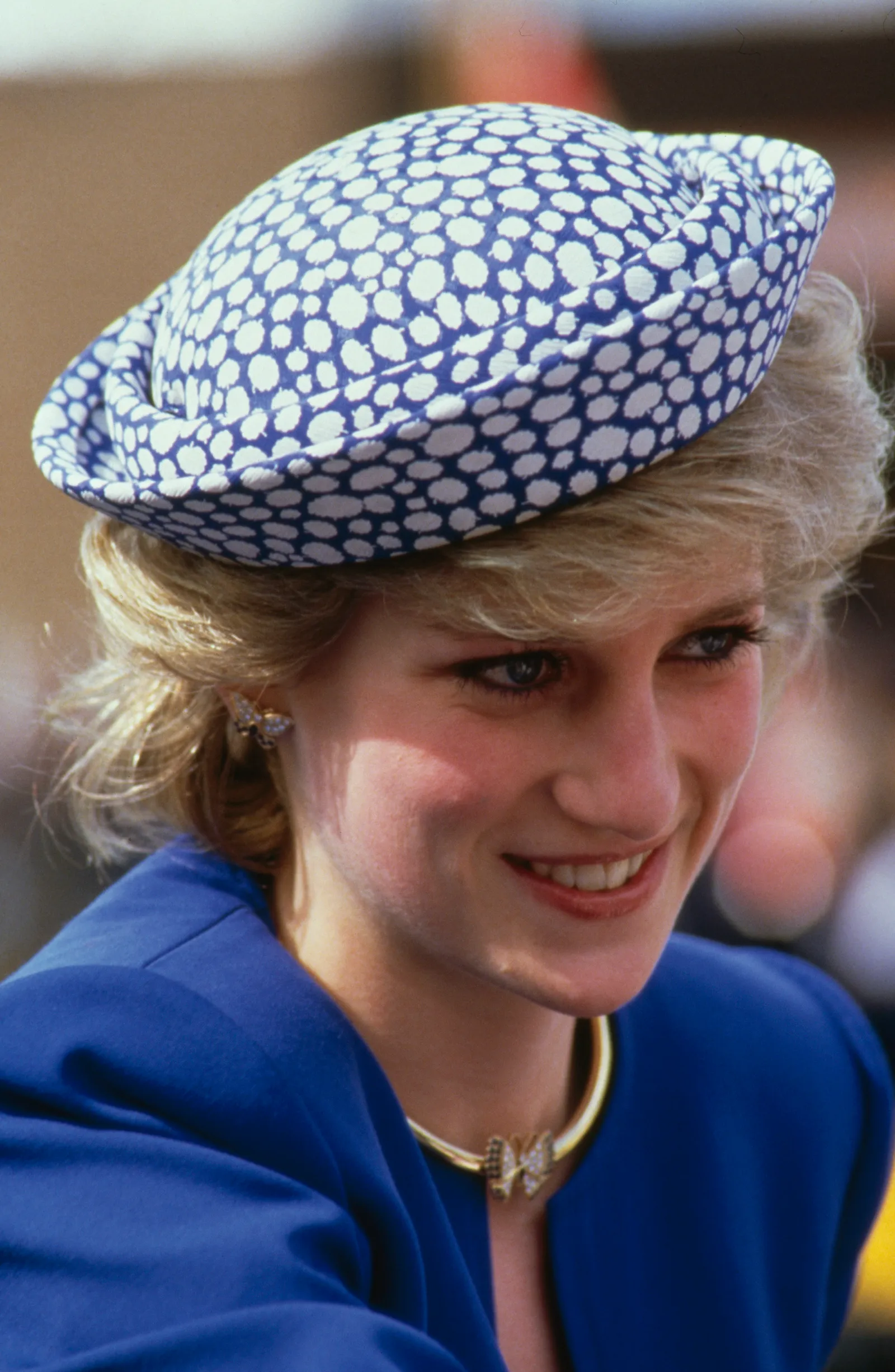 התמונה עשויה להכיל את Diana Princess of Wales אדם ביגוד למבוגרים כובע ראש ופנים