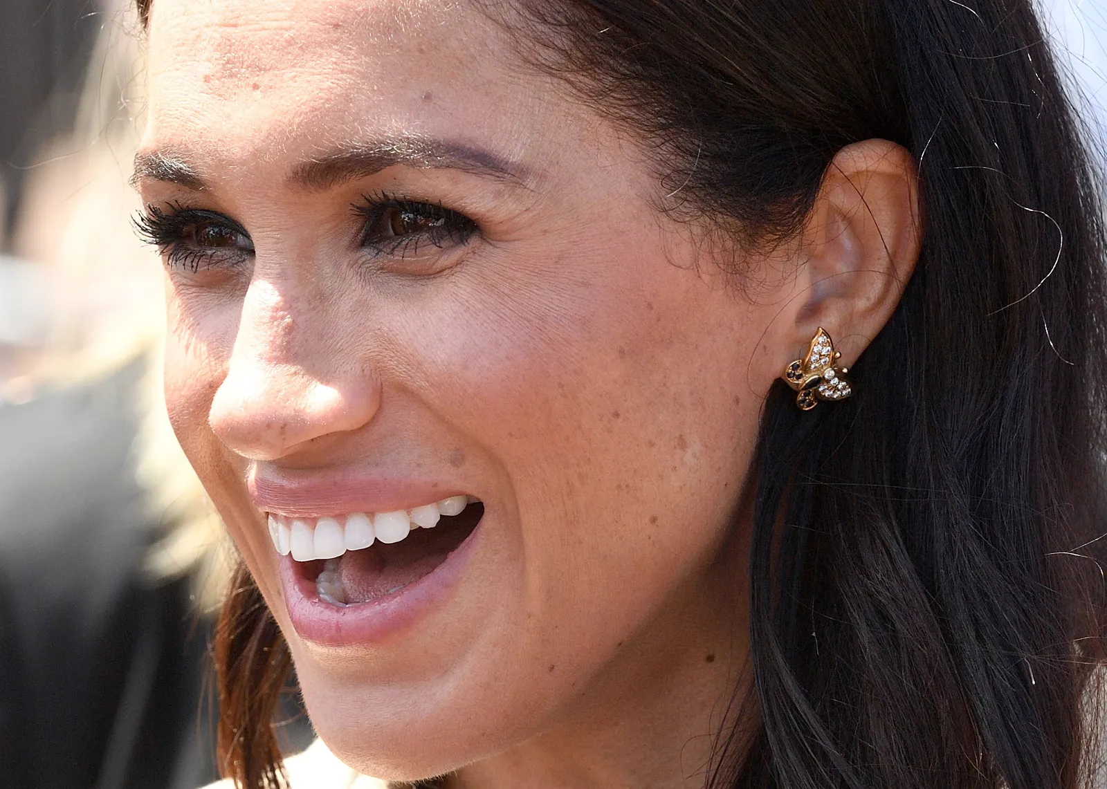 התמונה עשויה להכיל Meghan Duchess of Sussex אביזרי עגיל תכשיטי ראש אדם פנים עור ומבוגרים