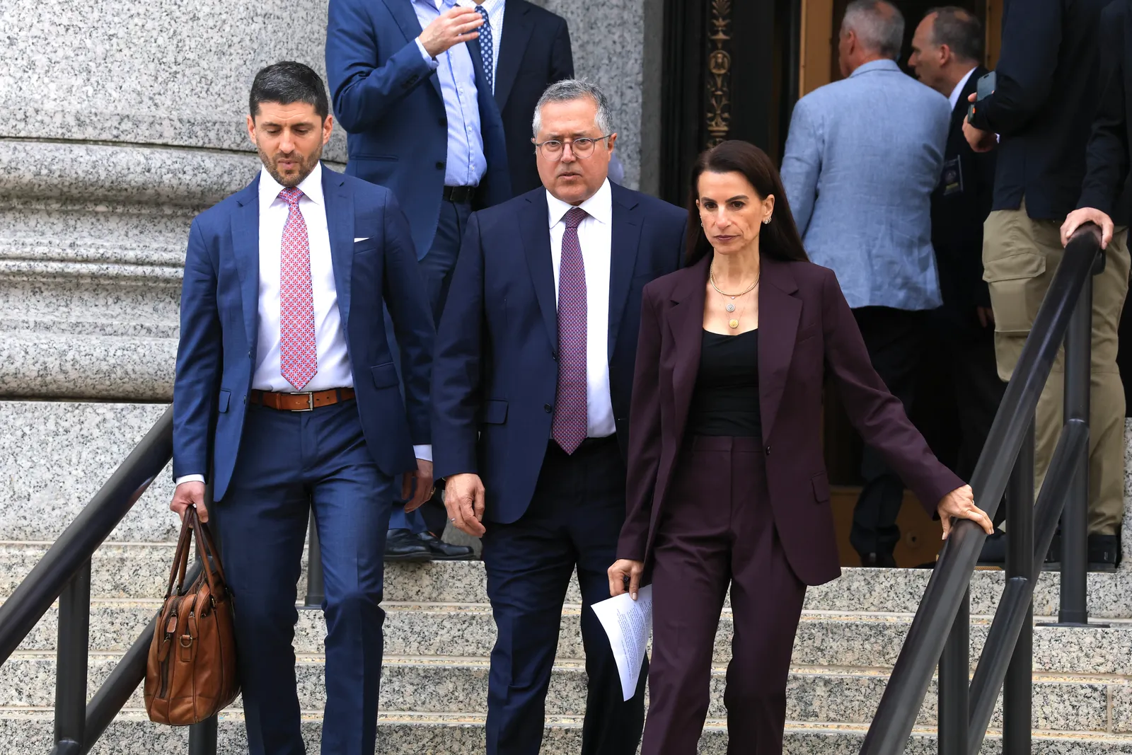 התמונה עשויה להכיל את Ion Cristoiu בלייזר ביגוד מעיל מעיל אנשים אדם לבוש רשמי חליפה ואביזרים למבוגרים