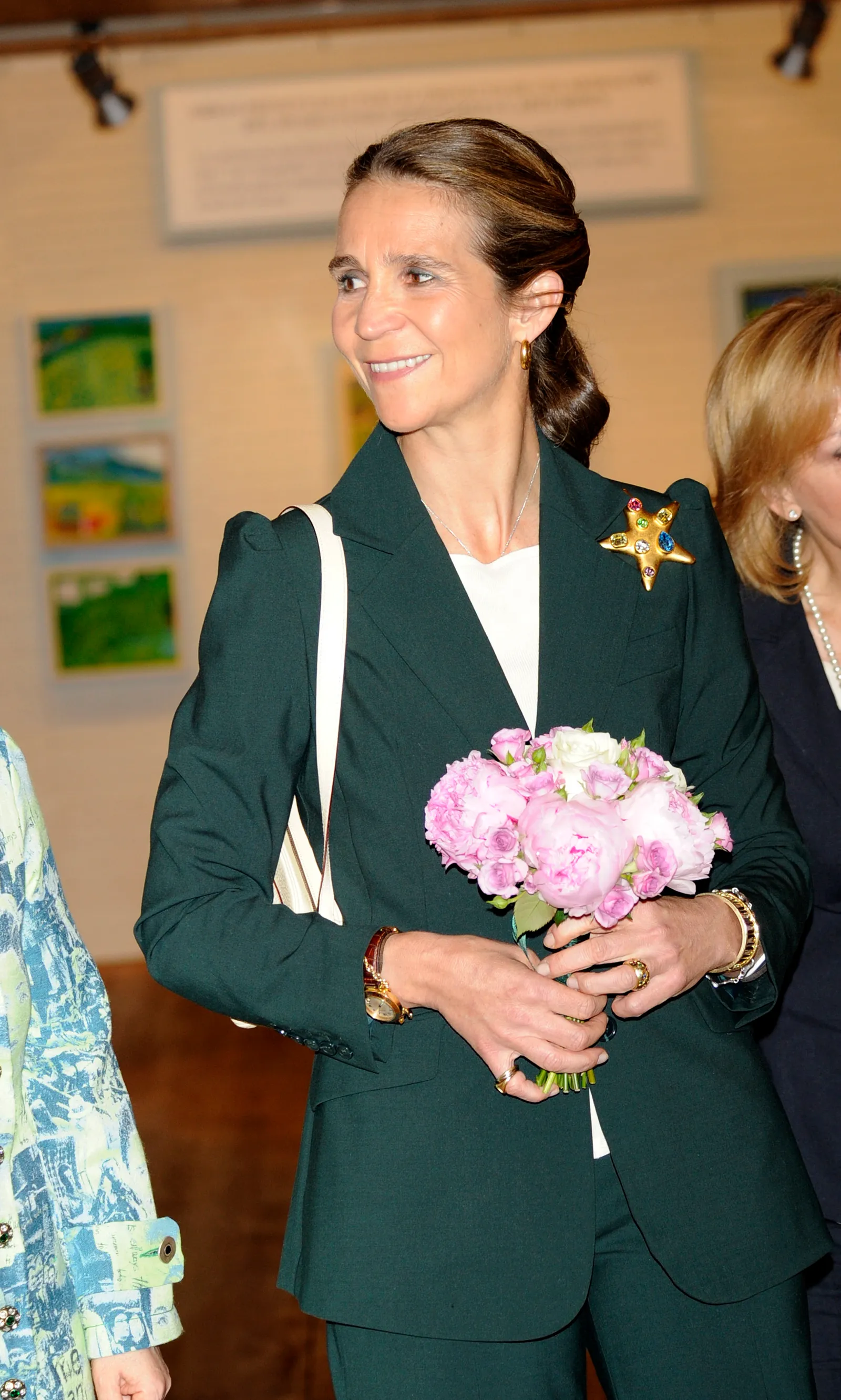 התמונה עשויה להכיל Infanta Elena Duchess of Lugo סידור פרחים פרחים זר פרחים בלייזר ובגדים