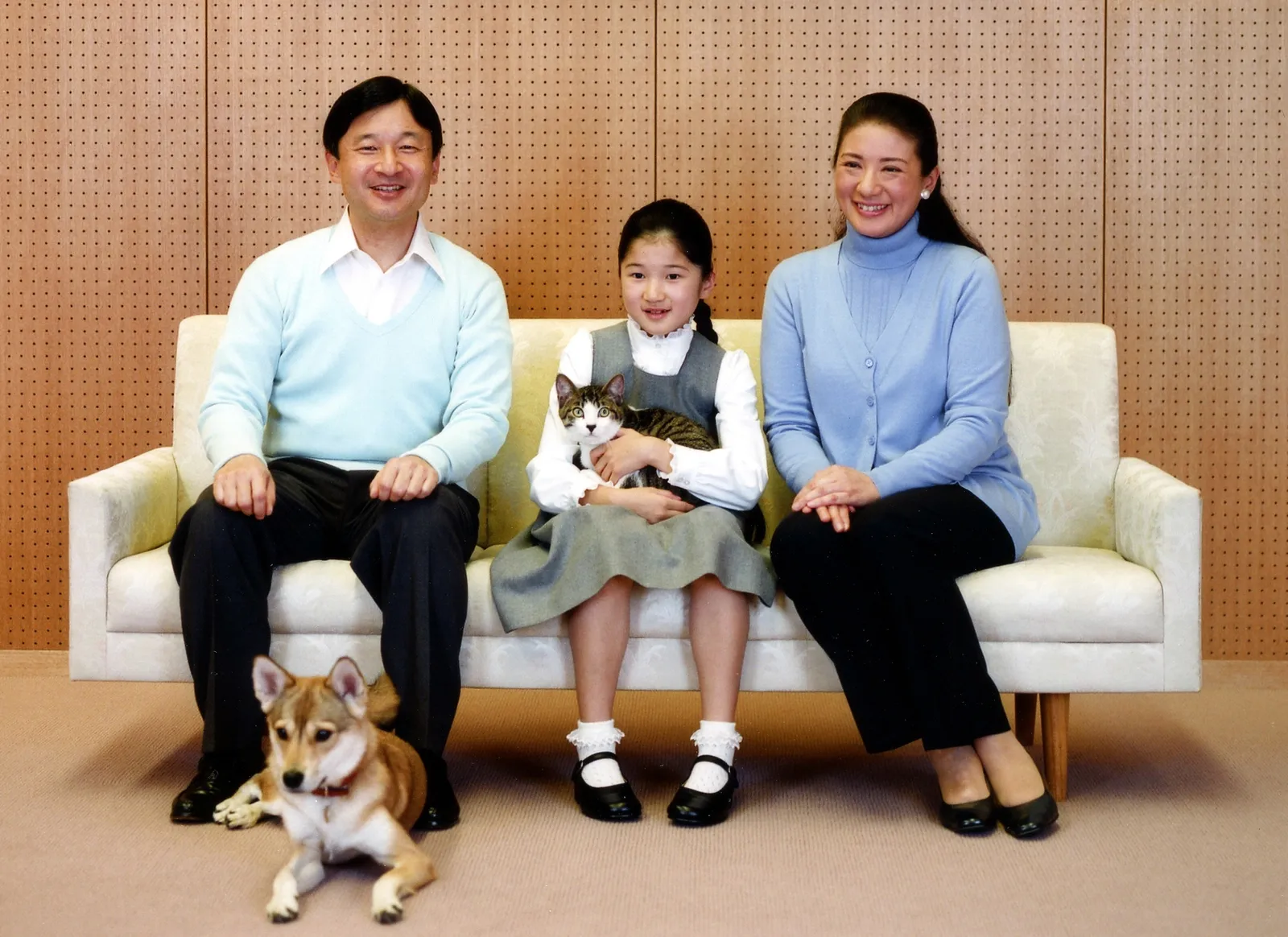 התמונה עשויה להכיל נסיך הכתר Naruhito Masako Owada ספה ריהוט פנים צילום ראש אדם ודיוקן
