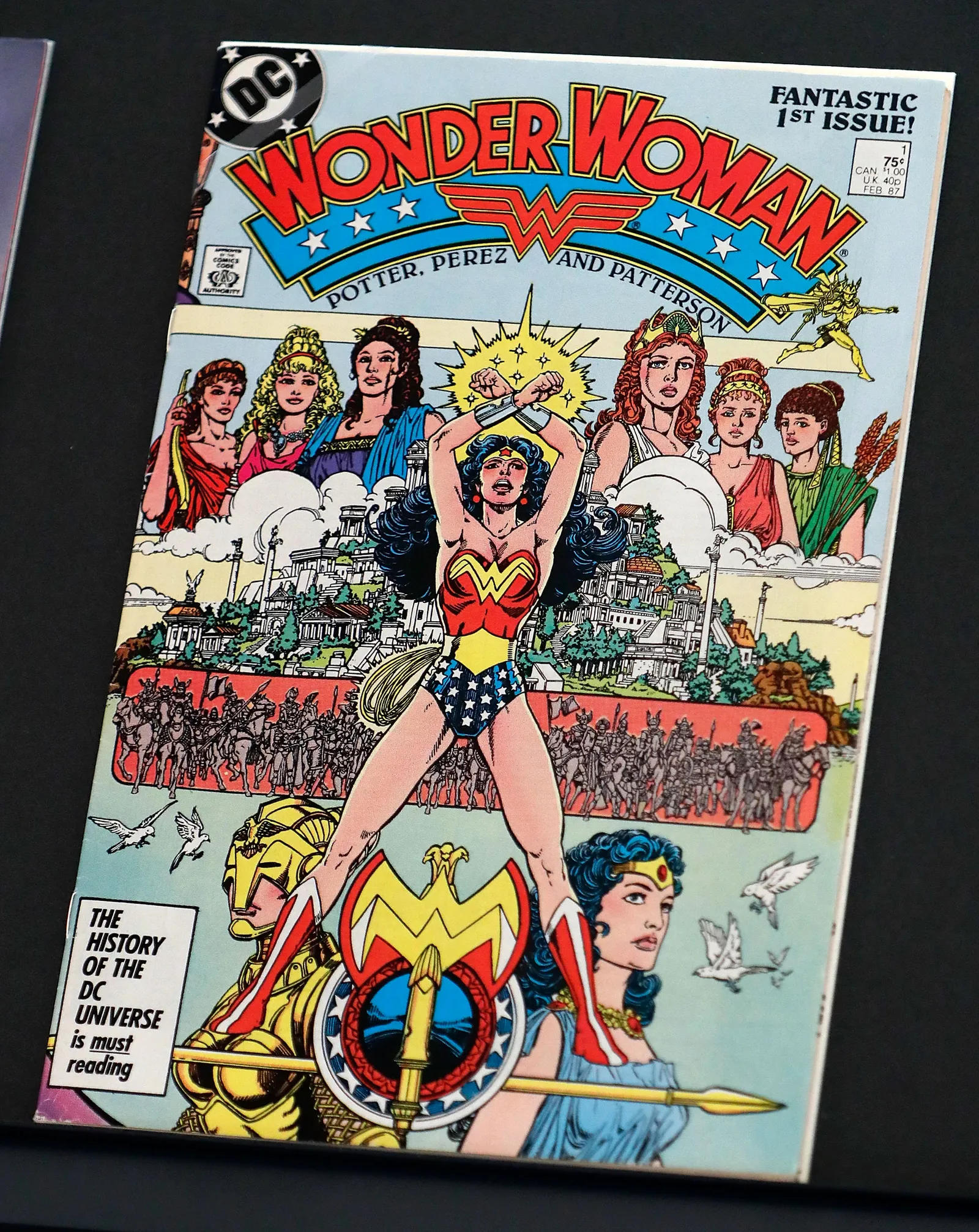 התמונה עשויה להכיל את Ramona Fradon David Finch Madge Gill Sir John Tenniel Ramona Fradon ספר קומיקס ופרסום