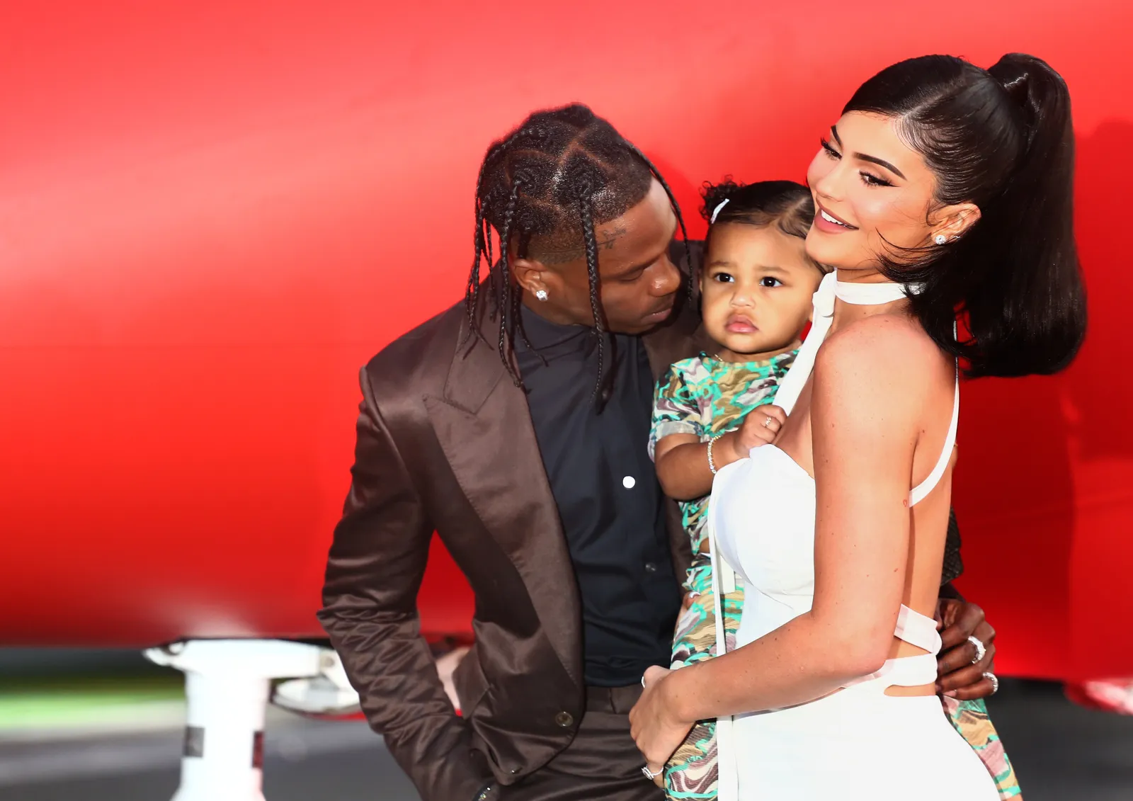 התמונה עשויה להכיל Travis Scott Kylie Jenner אדם שיער תינוק פנים ראש למבוגרים וחתונה