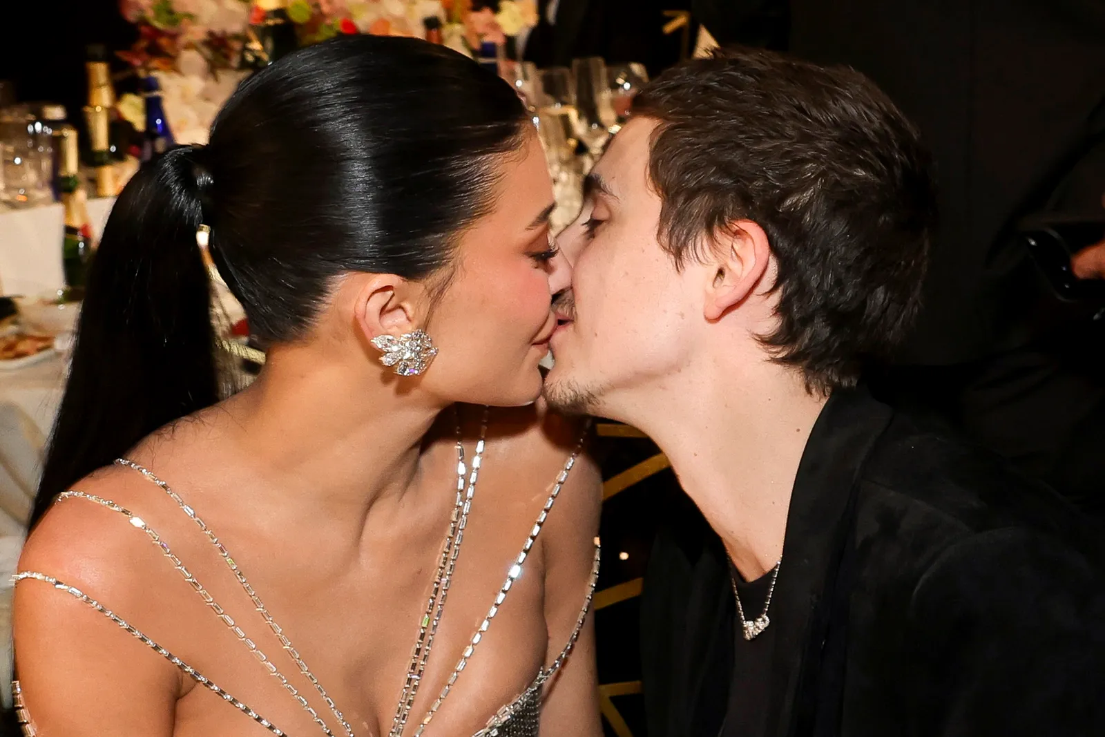 התמונה עשויה להכיל את Timothe Chalamet Kylie Jenner אביזרים תכשיטים שרשרת עגיל מנשק אדם ורומנטי