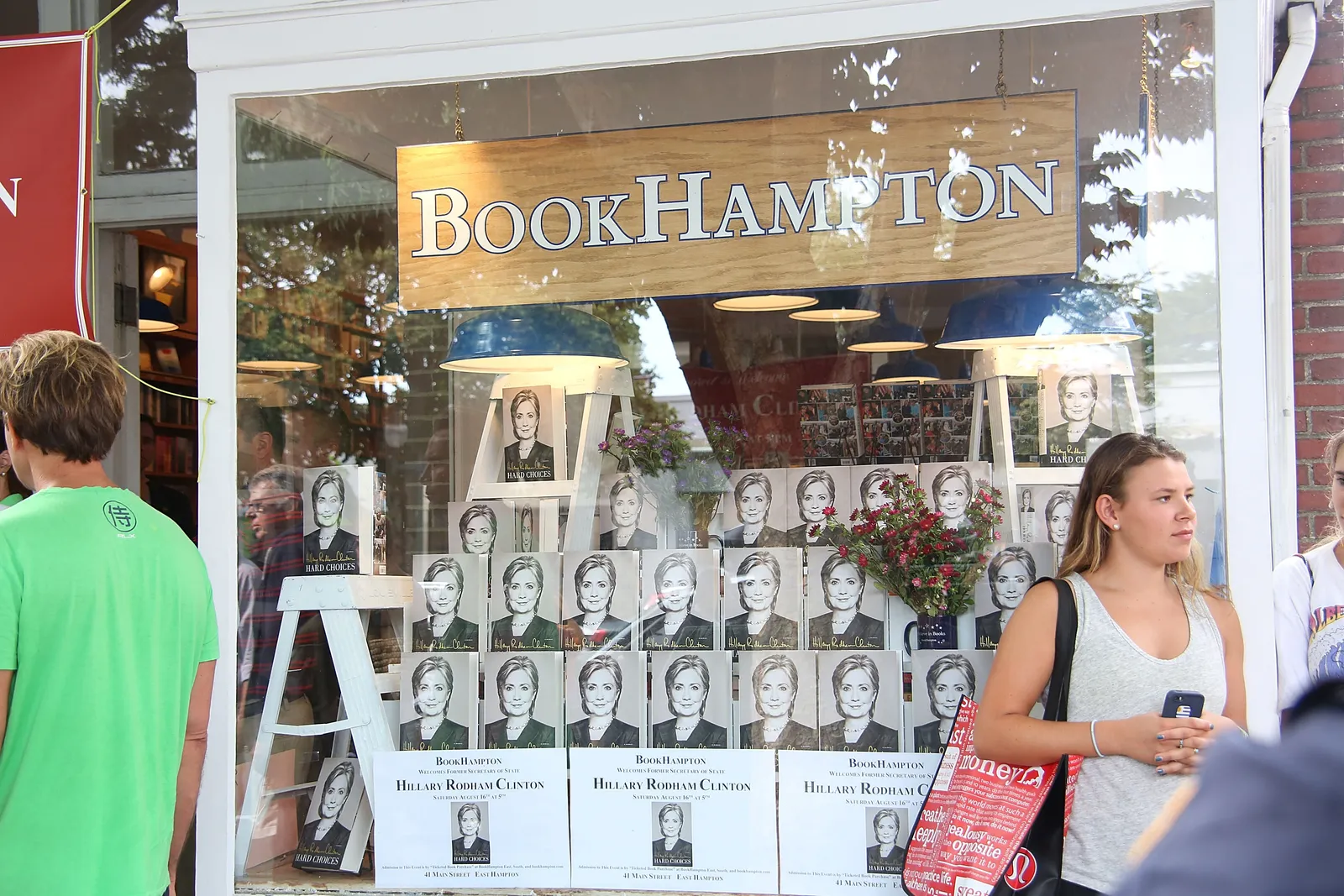 חתימת ספר עבור הילרי קלינטון ב-BookHampton באיסט המפטון