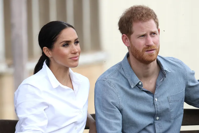 התמונה עשויה להכיל: Meghan, Duchess of Sussex, Prince Harry, Duke of Sussex, מבוגר, אדם, ראש, פנים ושיחה