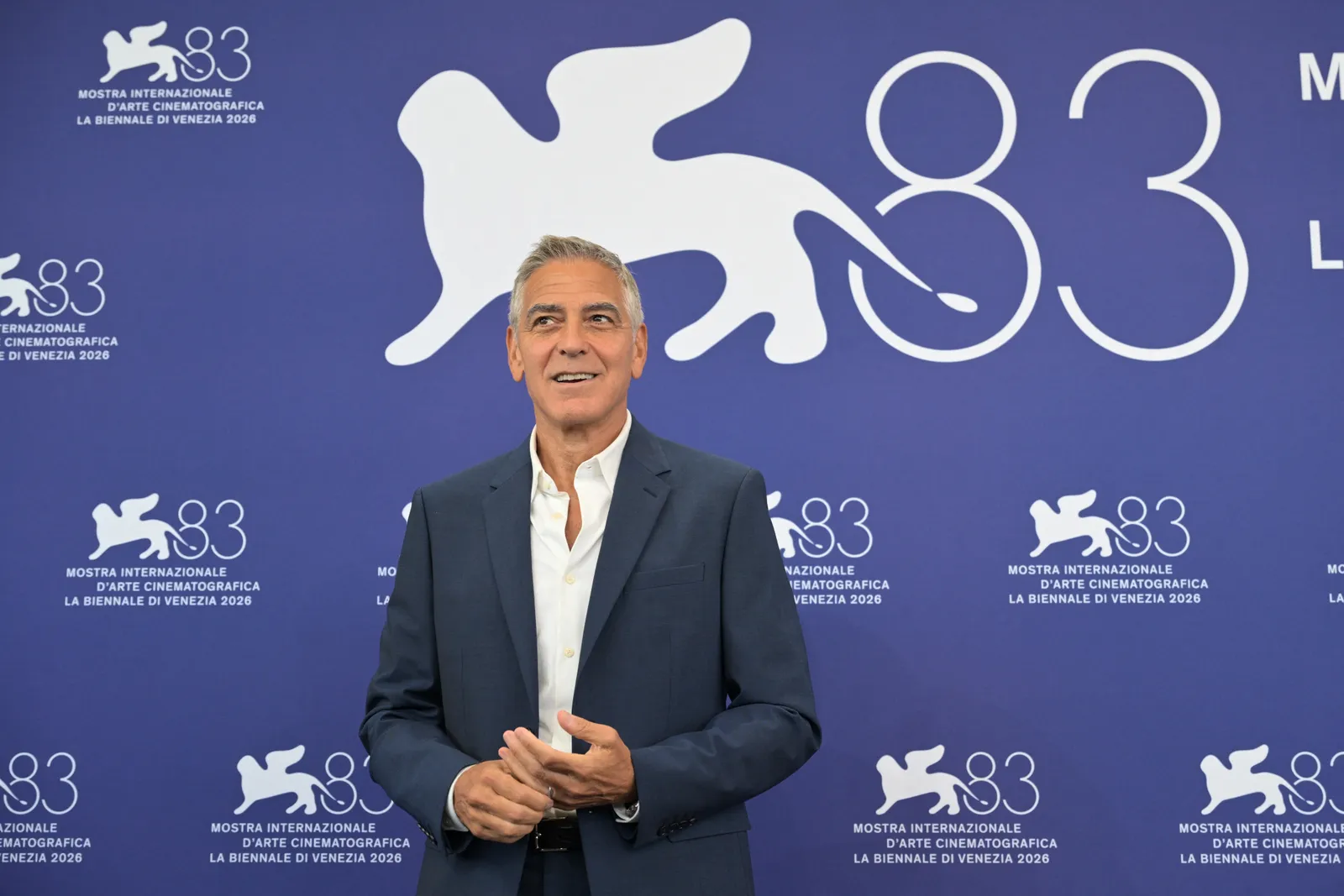 התמונה עשויה להכיל ג'ורג' קלוני מעיל מעיל בלייזר פרסומת לאדם מבוגר לבוש וחליפה רשמיים