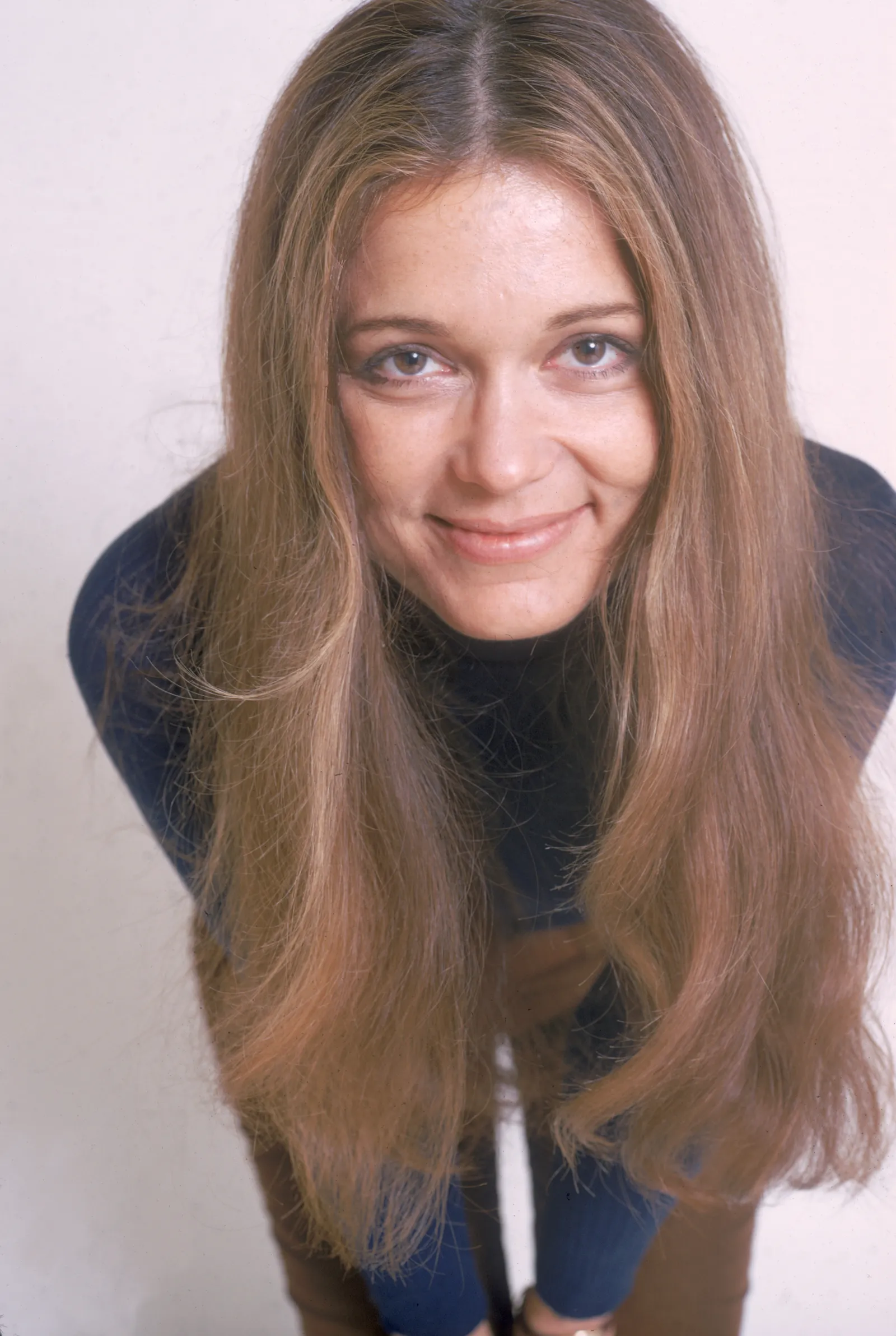התמונה עשויה להכיל Gloria Steinem Face שמח ראש אדם חיוך צילום דיוקן ומבוגרים
